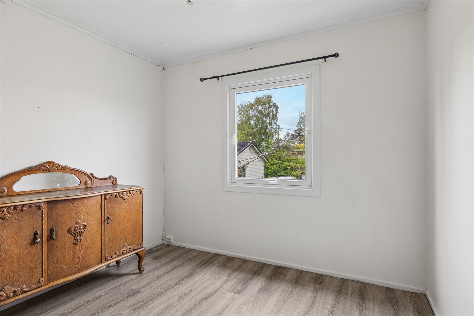Soverom 1. Boligen har totalt tre soverom i hovedetasjen. Galleribilde