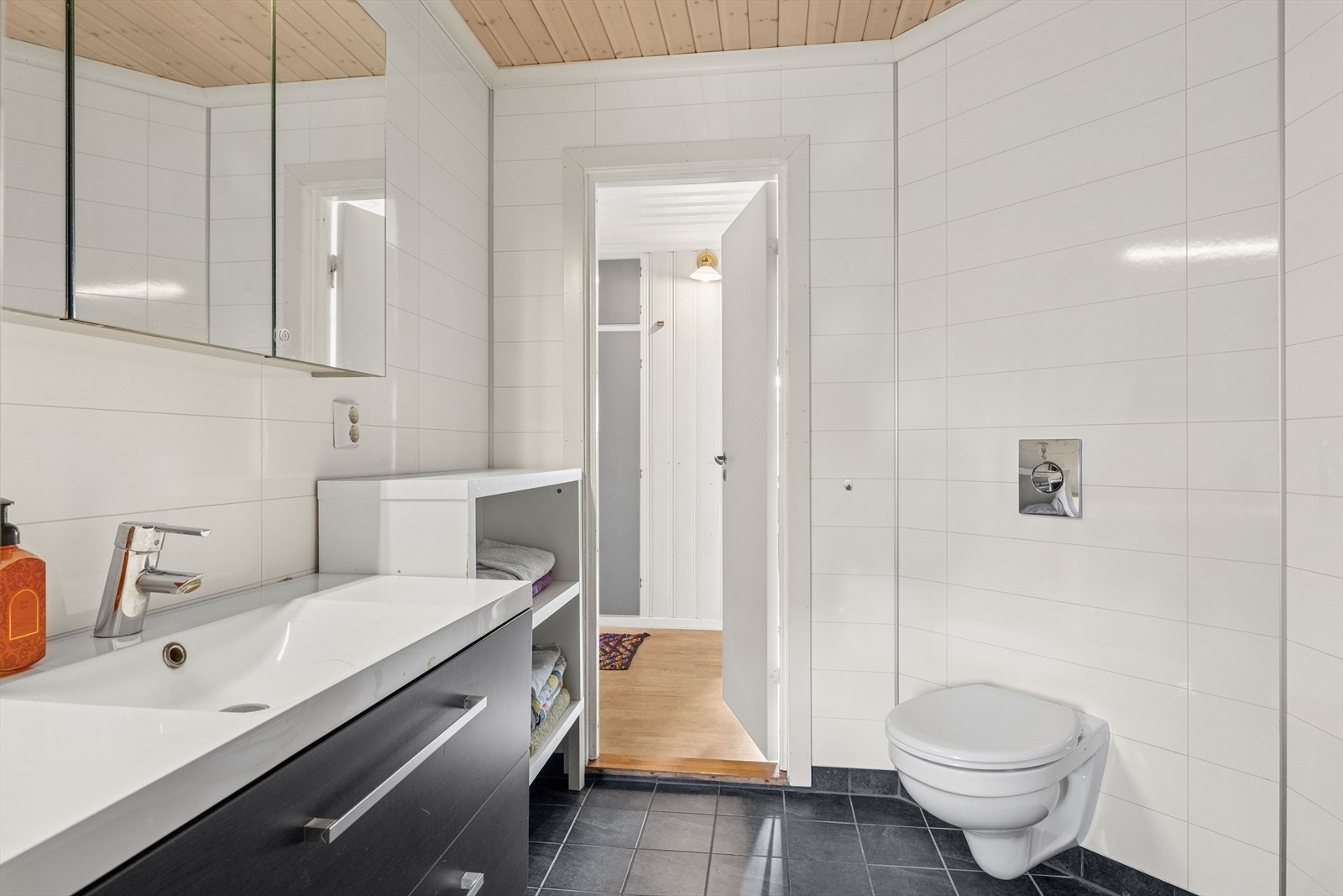 Vegghengt toalett. Ventilasjon via mekanisk avtrekk. Galleribilde