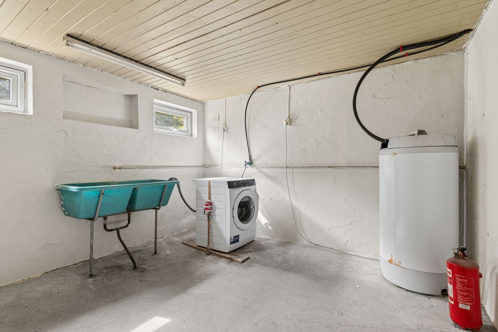 Praktisk vaskerom i underetasjen med opplegg for vaskemaskin og en 200-liters varmtvannsbereder fra 2015. Galleribilde