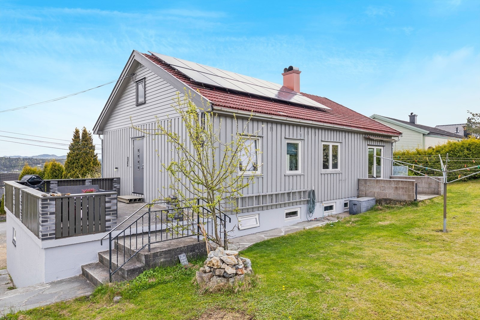 Eiendommen har to terrasser og en hage som gir gode muligheter for uteliv. Galleribilde