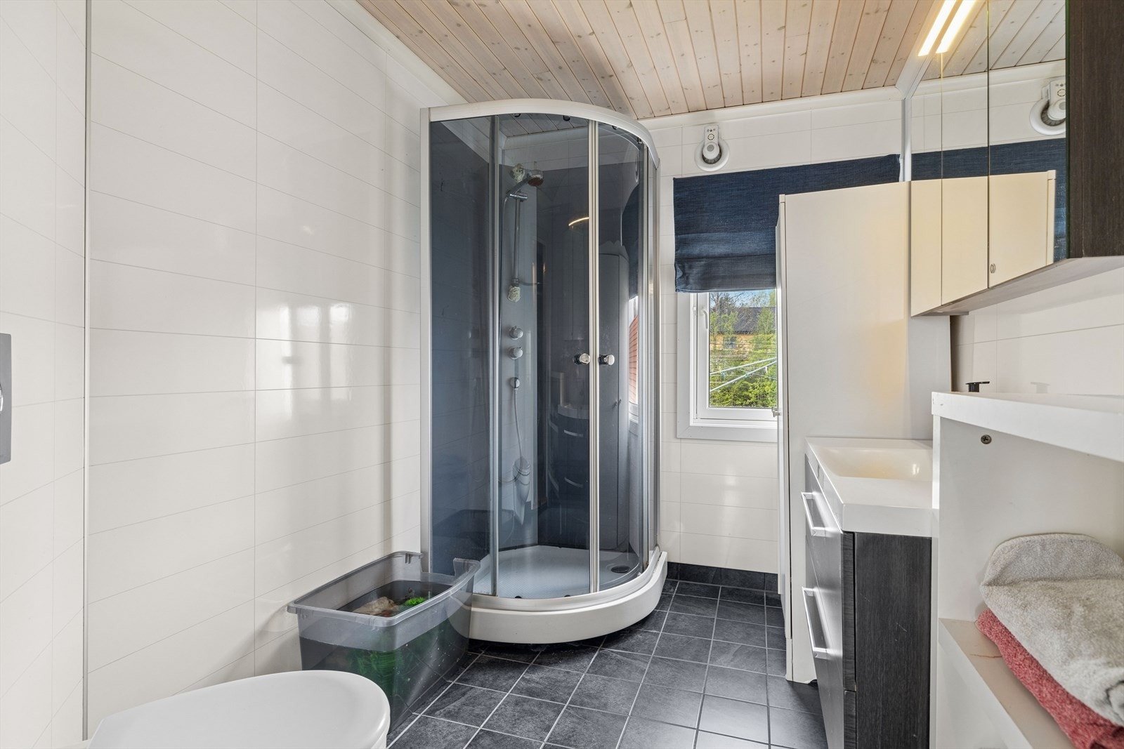 Badet er fra 2015 og har flislagt gulv og baderomsplater på vegger. Av innredning har badet dusjkabinett og en moderne baderomsinnredning. Galleribilde