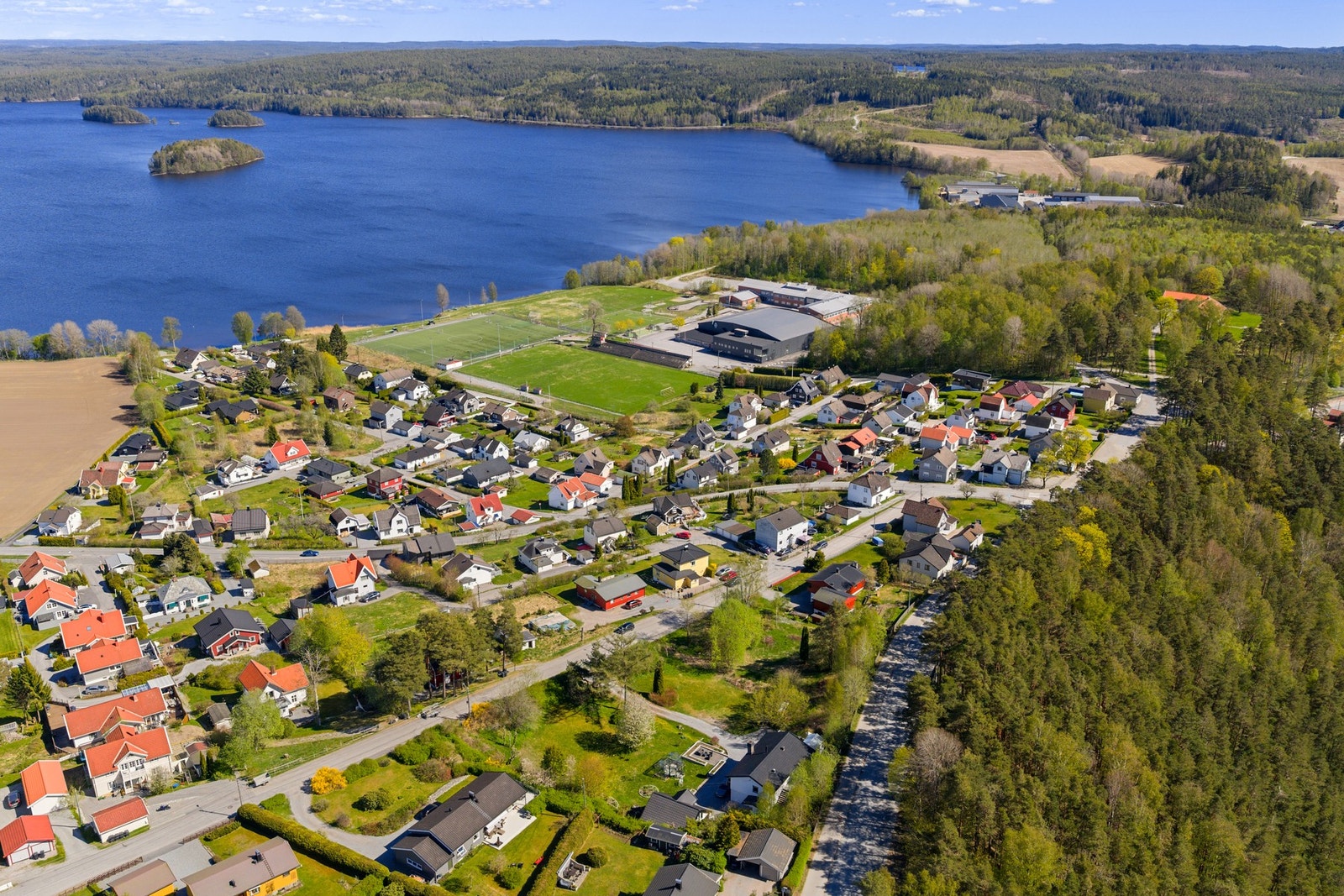 Kort vei ned til skole, TTIF sitt flotte idrettsanlegg og Femsjøen Galleribilde