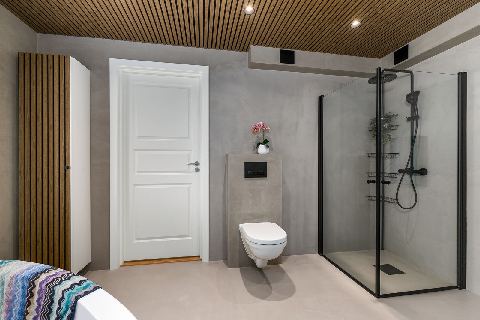 Banemembran og downlights og integrert fordelerskap i vegg. Galleribilde