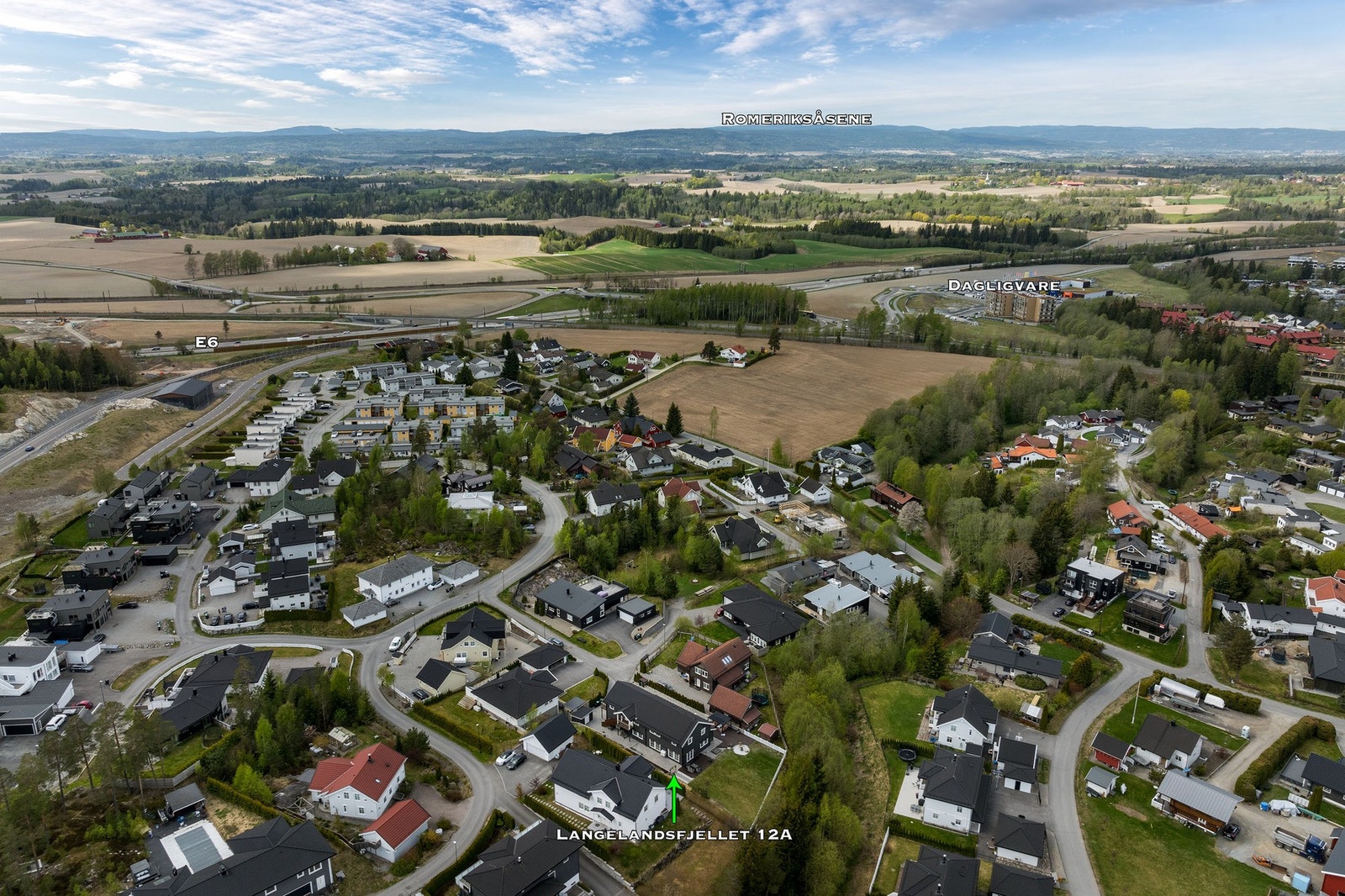 Rema 1000 Byporten 1.2 km / 14 min gange. Bussholdeplass kun 500 meter / 6 min gange. Galleribilde