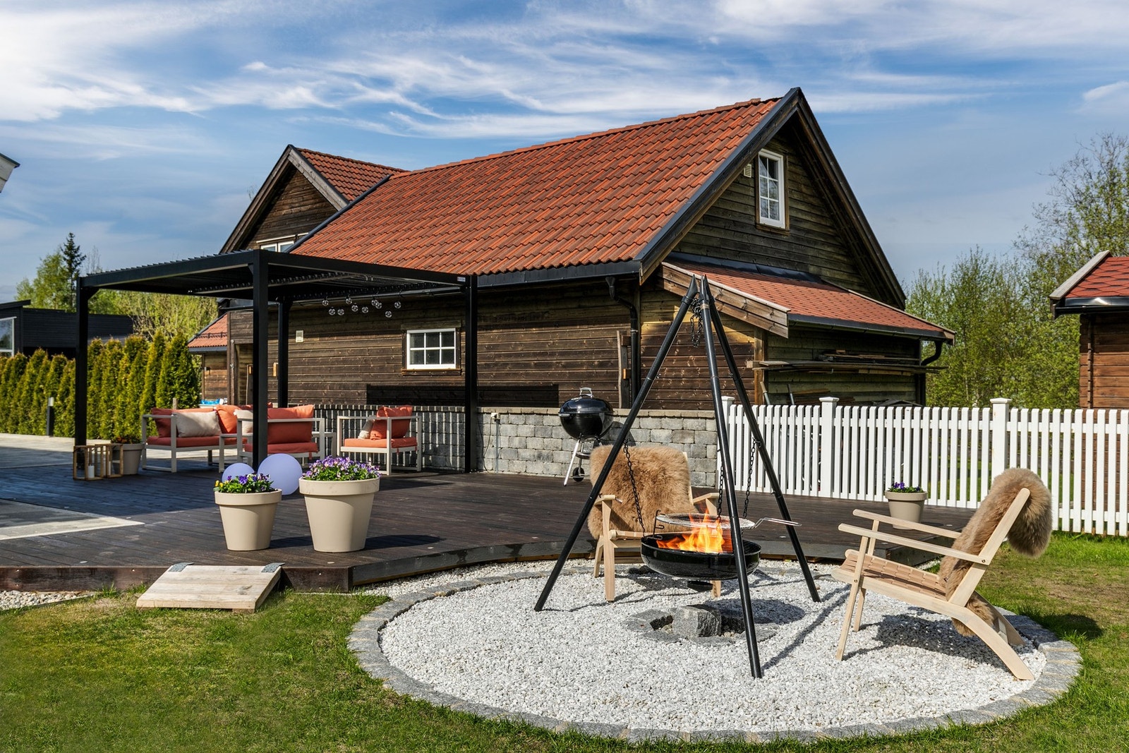 Pergola og bålplass - Pergola, utemøblement og fornyet putesett medfølger hjemmet - Et tilbaketrullet uteområde for lange sommerkvelder og større sammenkomster. Galleribilde