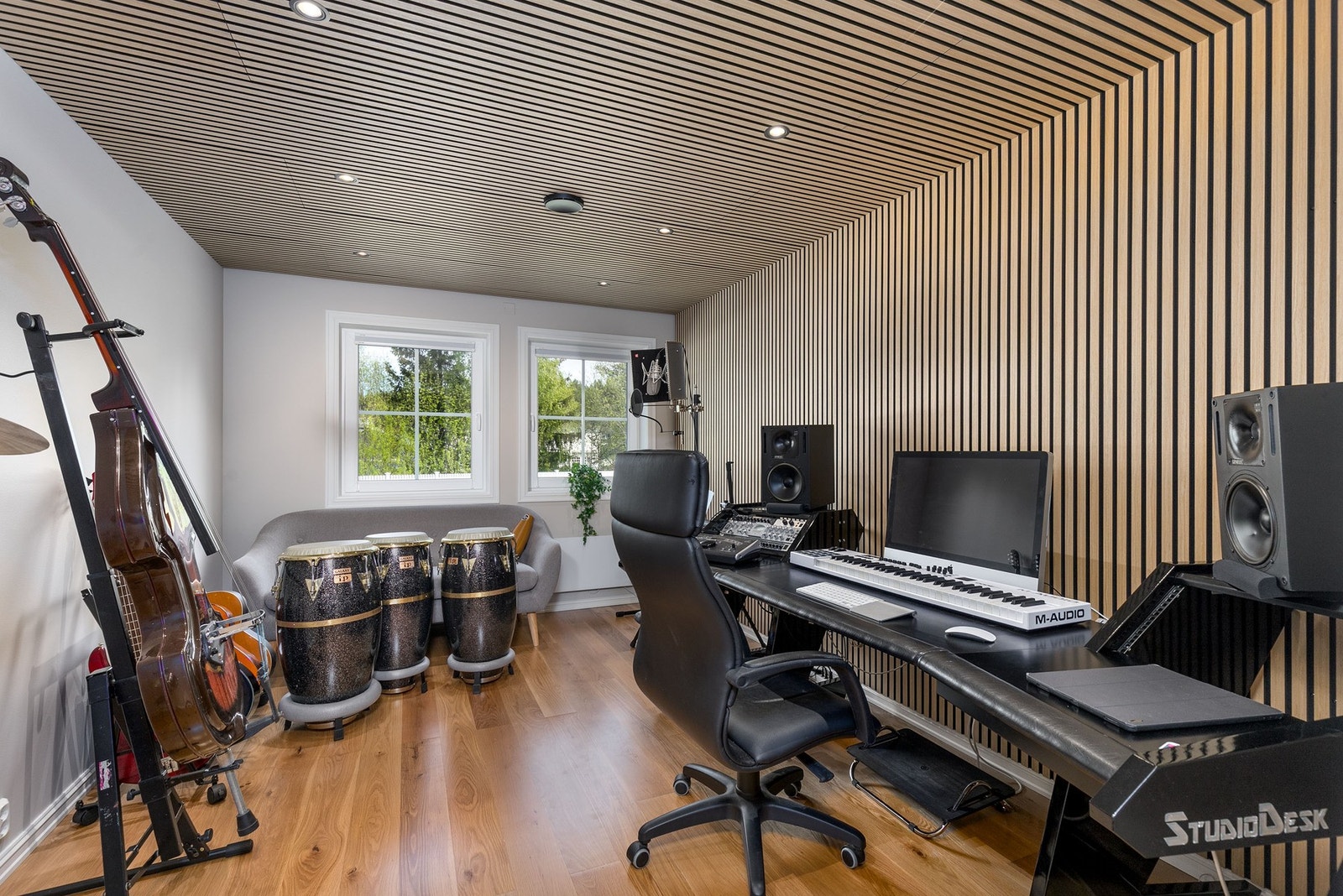 Rom i boligens 1. etasje - perfekt som kontor, studio eller TV-rom Galleribilde