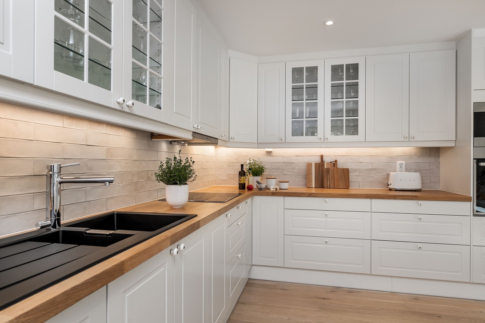 Integrert hvitevarer fra whirlpool medfølger - stekeovn, mikrobølgeovn, induksjonstopp, oppvaskmaskin samt kjøleskap med frysedel. Galleribilde