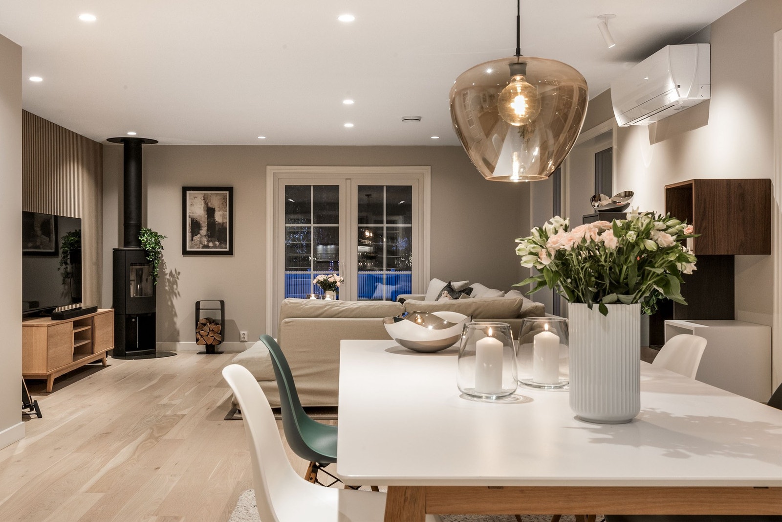 Stor taklampe, spisebord og teppe medfølger - spiseplassen inviterer til lange kvelder. Galleribilde