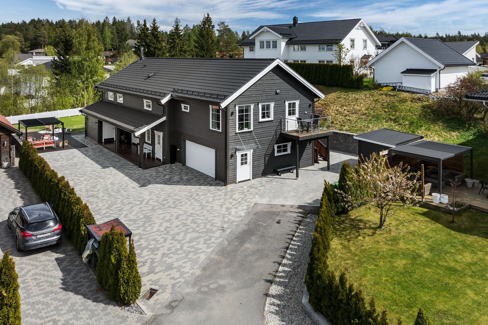 Stor tomt og pent opparbeidet gårdsplass på hele 979 kvm. Galleribilde