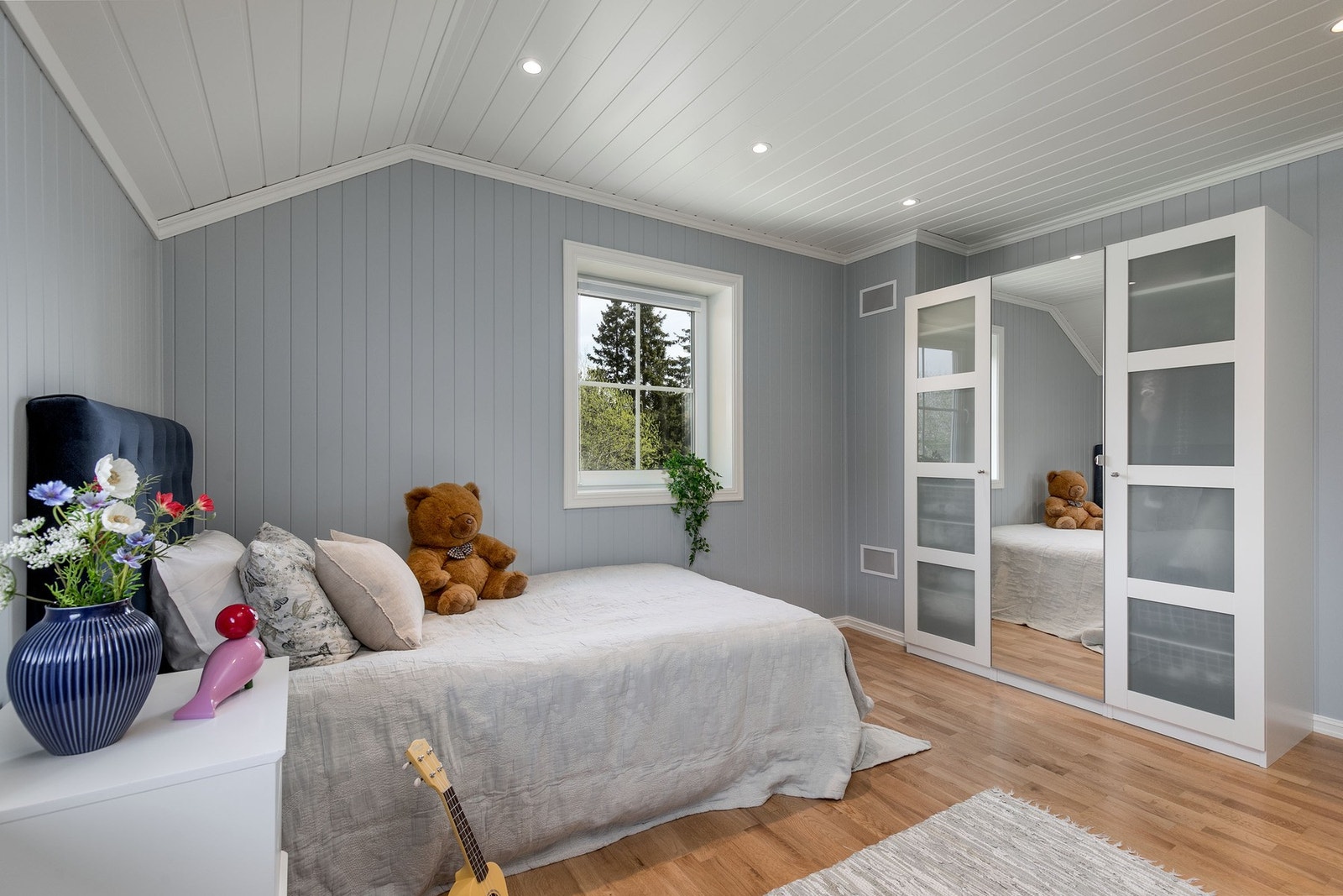 Soverom med glassfelt i garderobeløsningen. Galleribilde