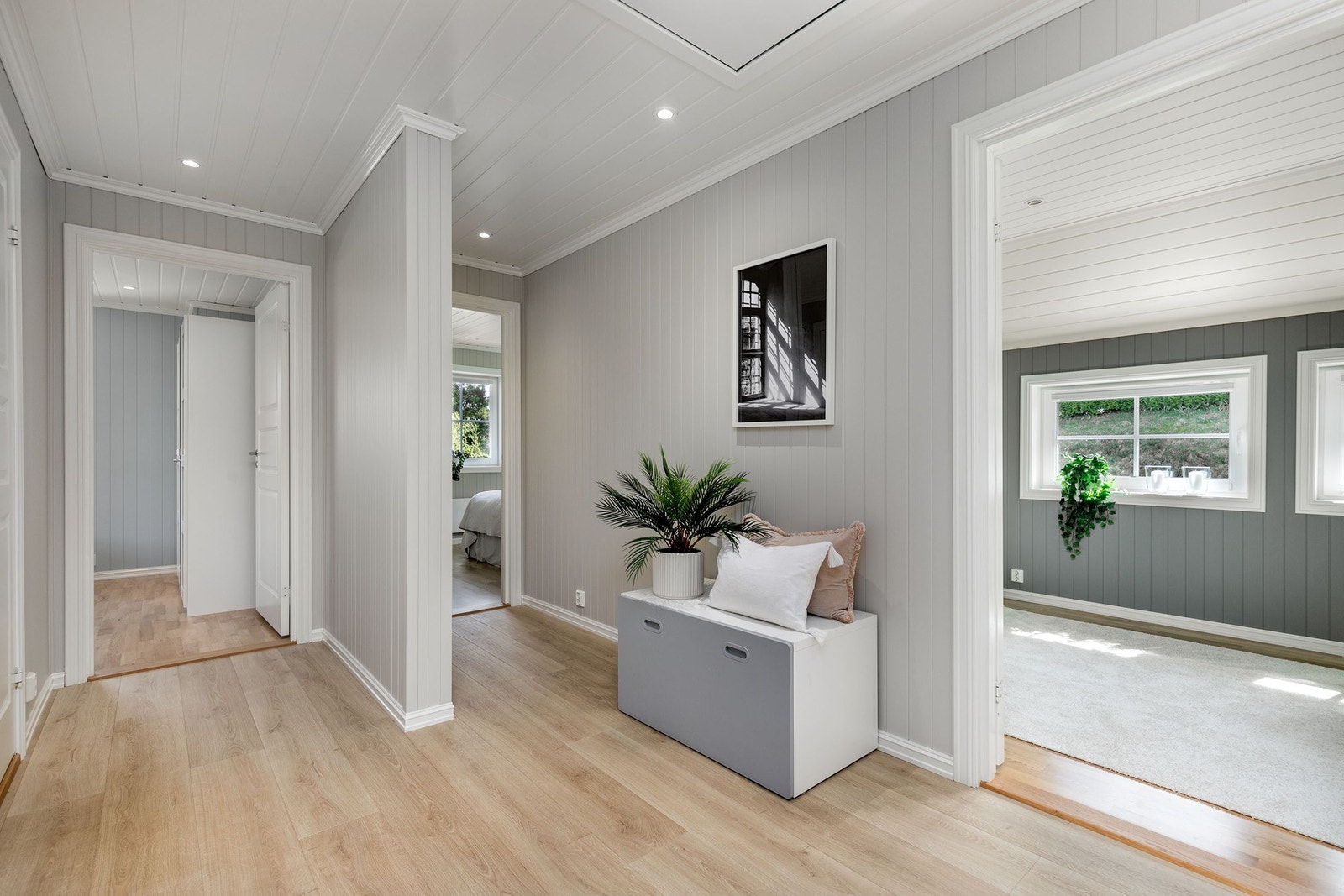 Lys og skjermet gang med downlights - rolig overgang mellom rommene. Galleribilde
