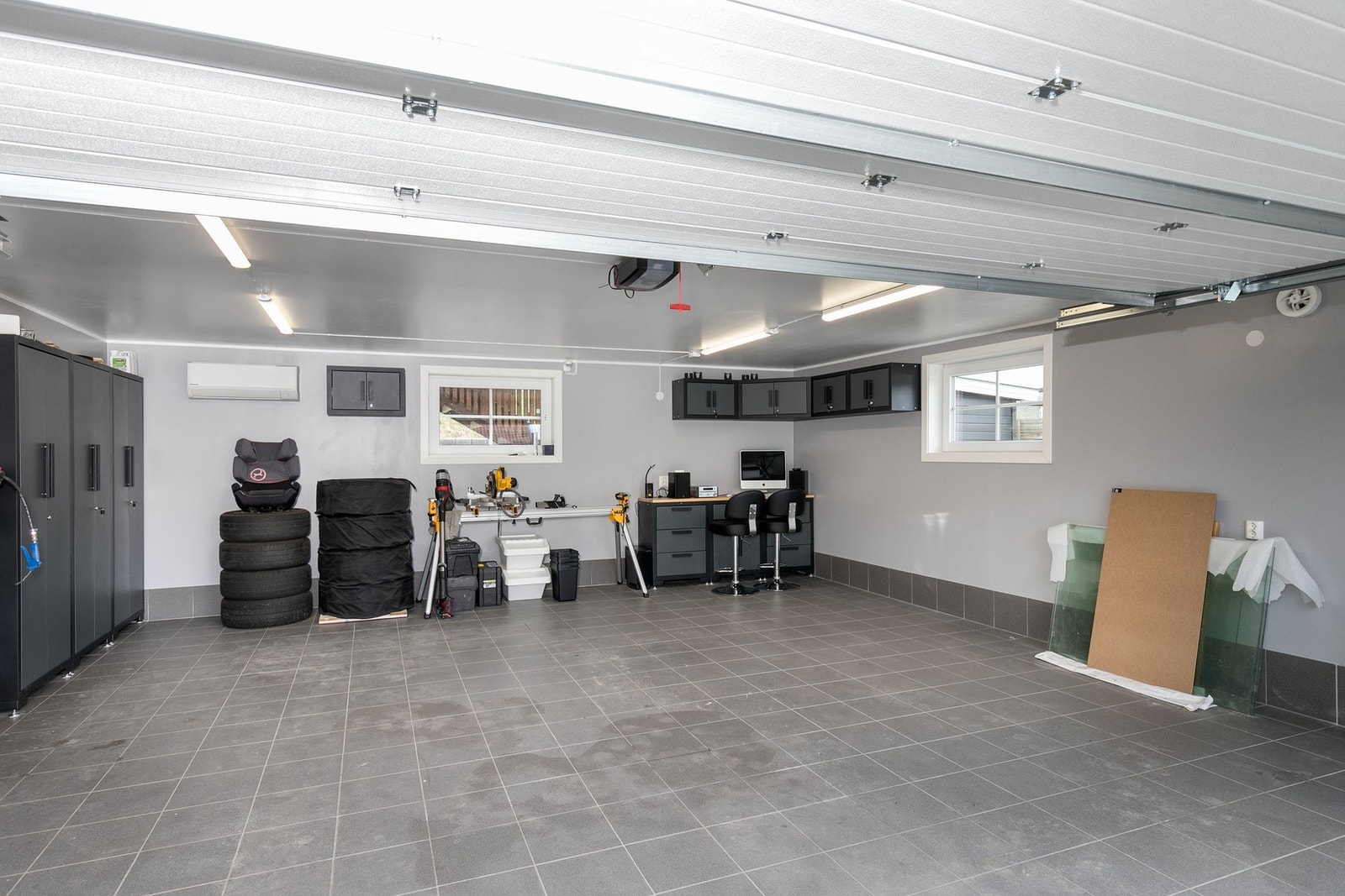 Isolert dobbelgarasje med 4x32A elbillading - for raskere lading. Galleribilde