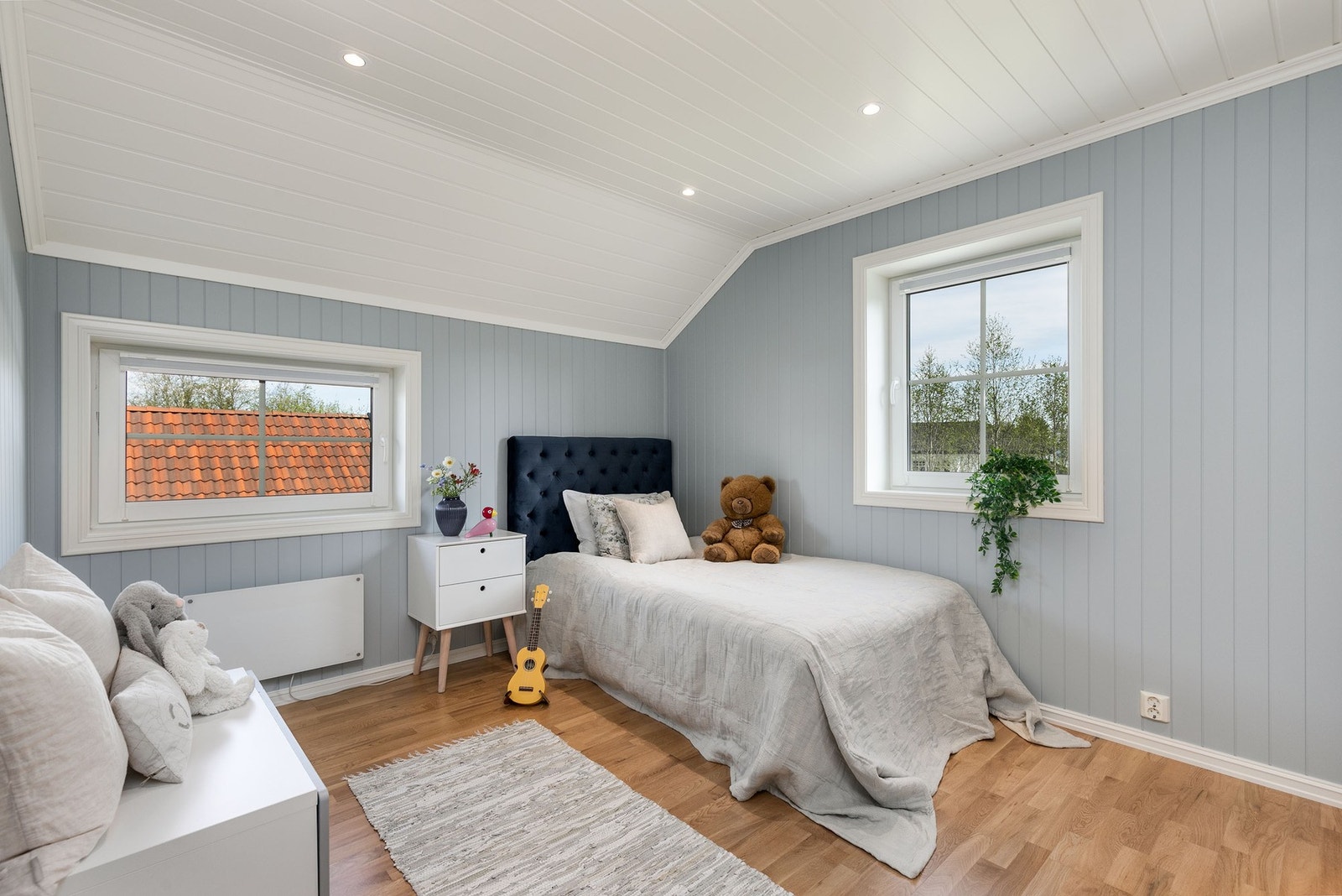 Soverom med panelvegger og downlights.. Galleribilde