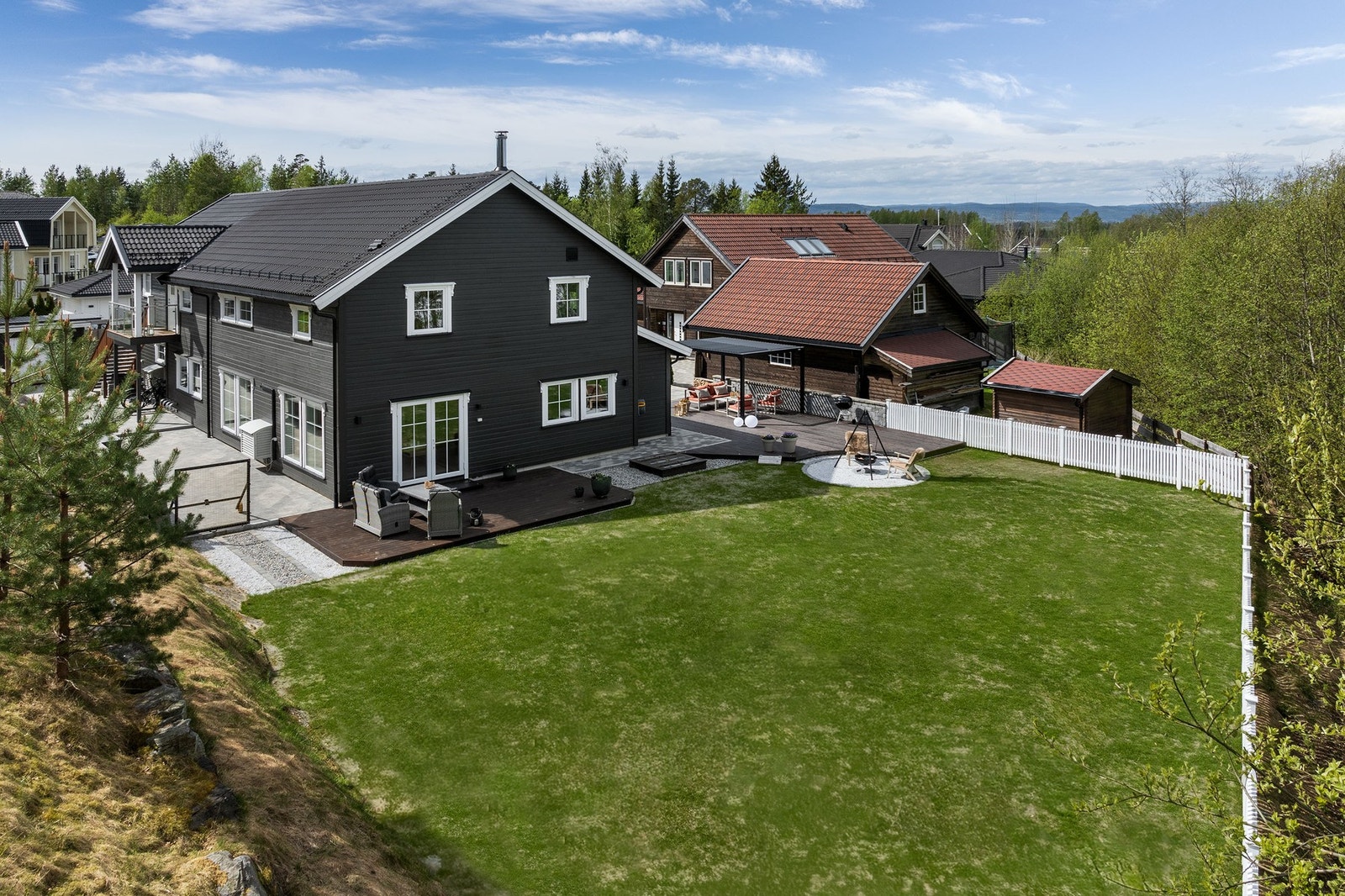 Privat tomtepreg og god luft rundt huset. Galleribilde