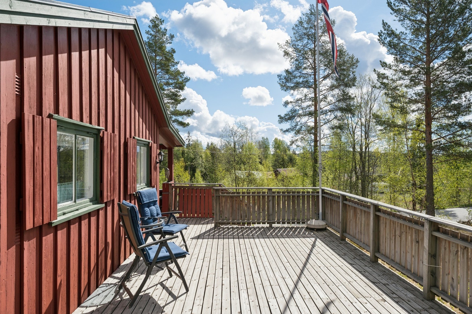 Hytta byr på en stor solrik terrasse på hele 46 kvm. Galleribilde