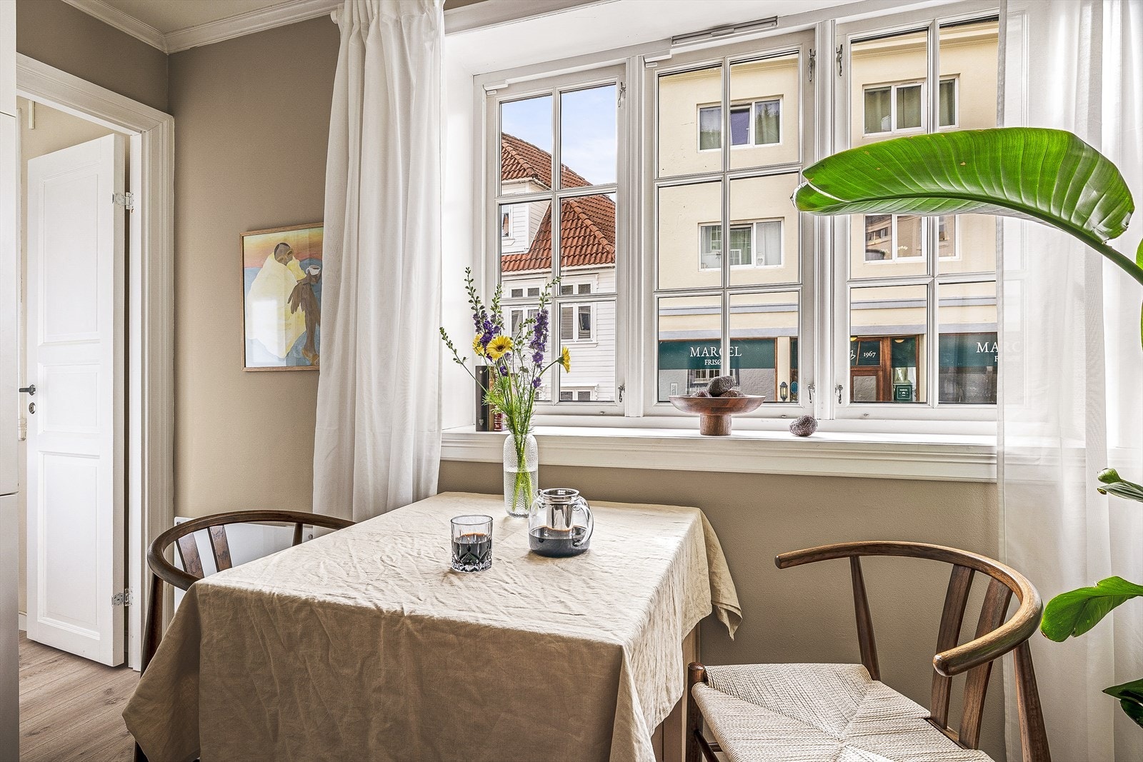 Fra stuen har man tilgang til leilighetens soverom. Galleribilde
