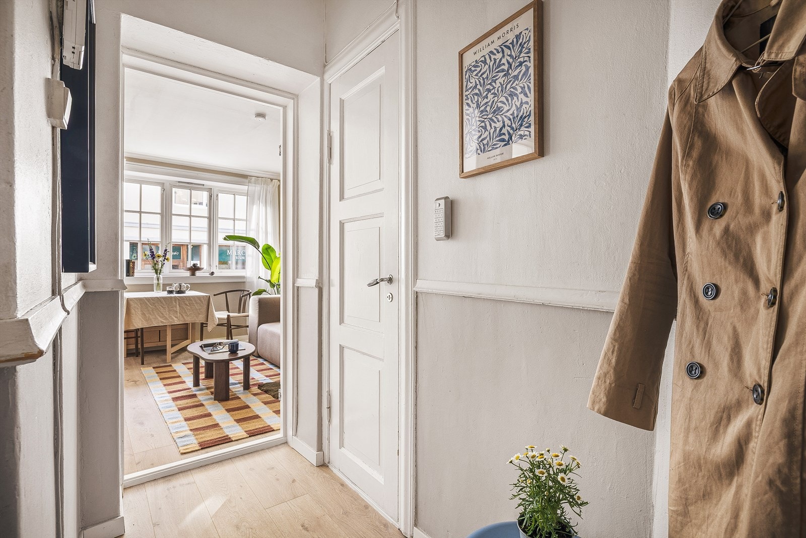 Dette er et innbydende inngangsparti med plass til oppheng av yttertøy. Galleribilde