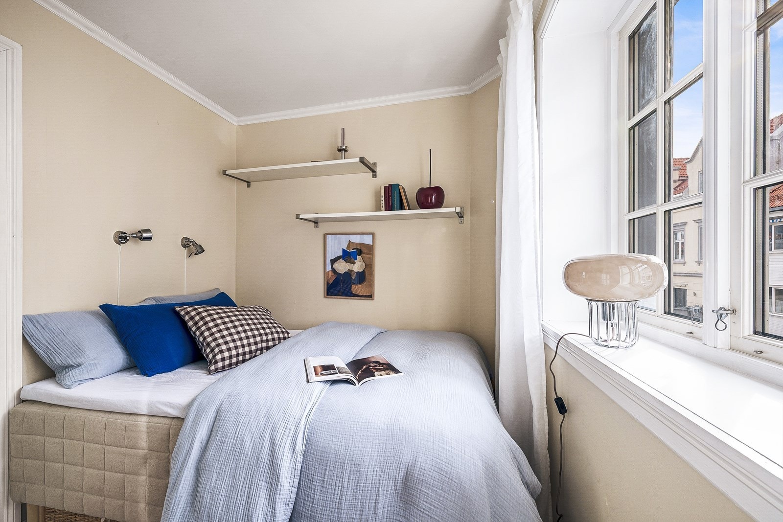 Soverommet er i dag innredet med en dobbel seng og klesskap. Galleribilde