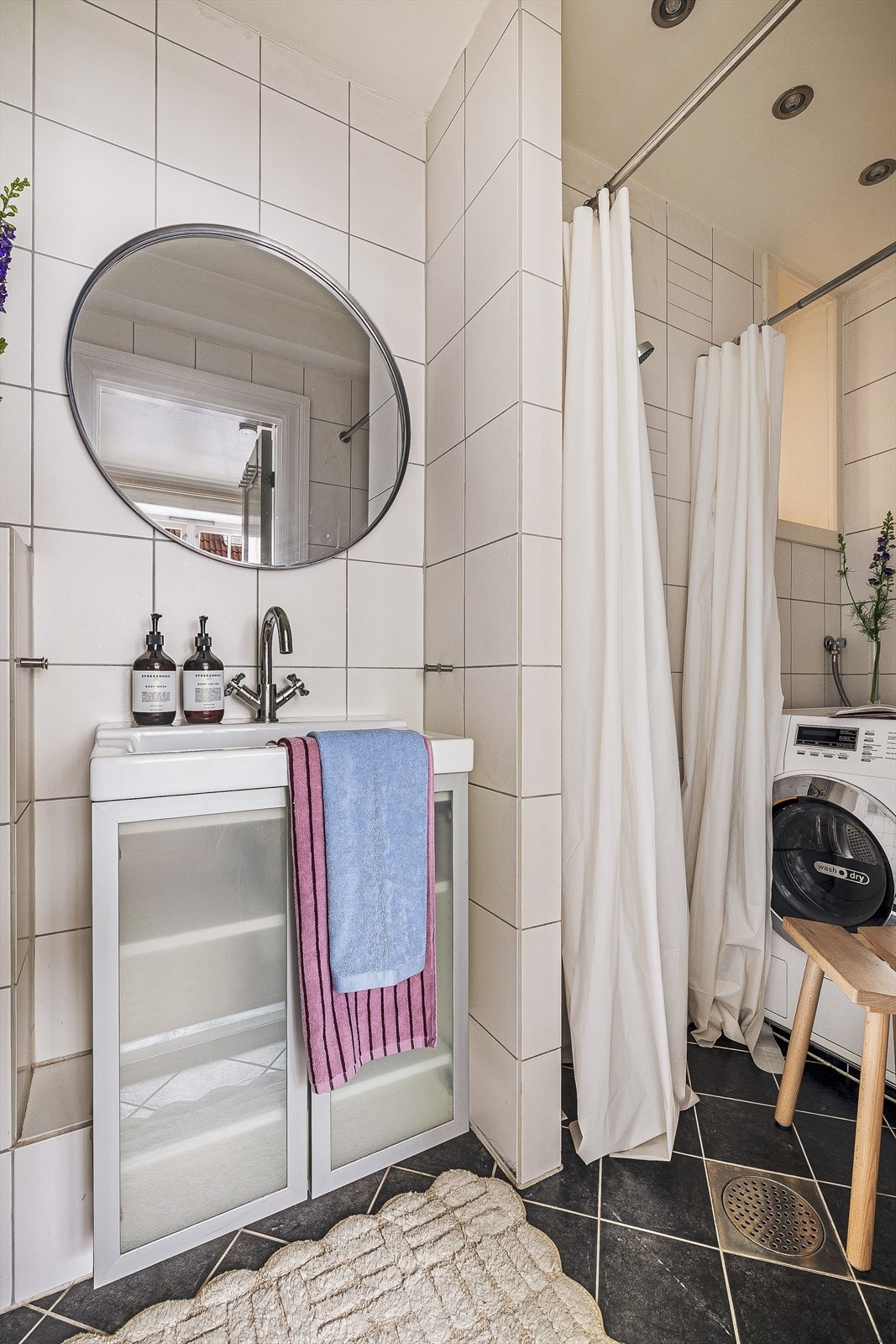 Badet inneholder bla fliser på både gulv og vegger, servant, dusj, toalett og vaskemaskin. Galleribilde
