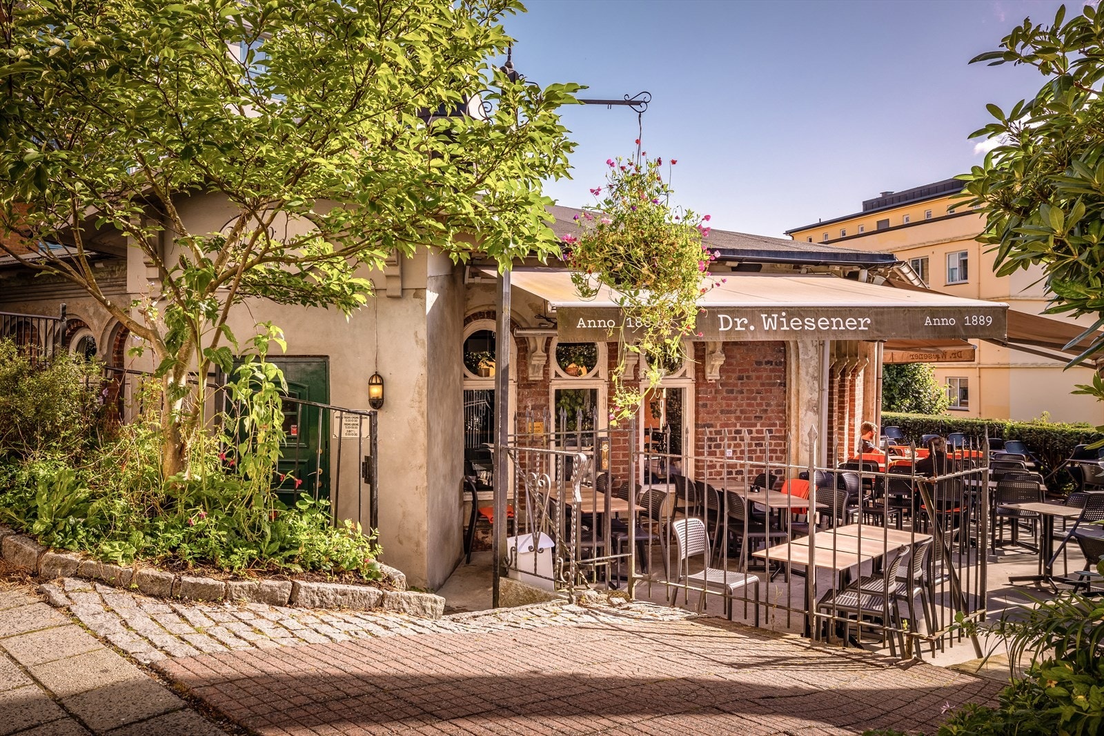 Dr. Wiesener er en bydelspub i Sandviken (eller Tamburengen hvis man skal være streng på det) hvor du kan gå nyte en matbit eller noe godt i glasset. Galleribilde
