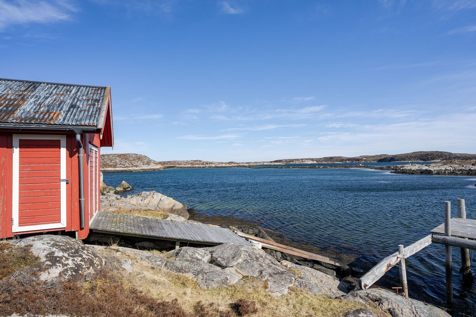 Eiendommen består av hytte, bod, egen bod med mulldo, samt eget naust Galleribilde