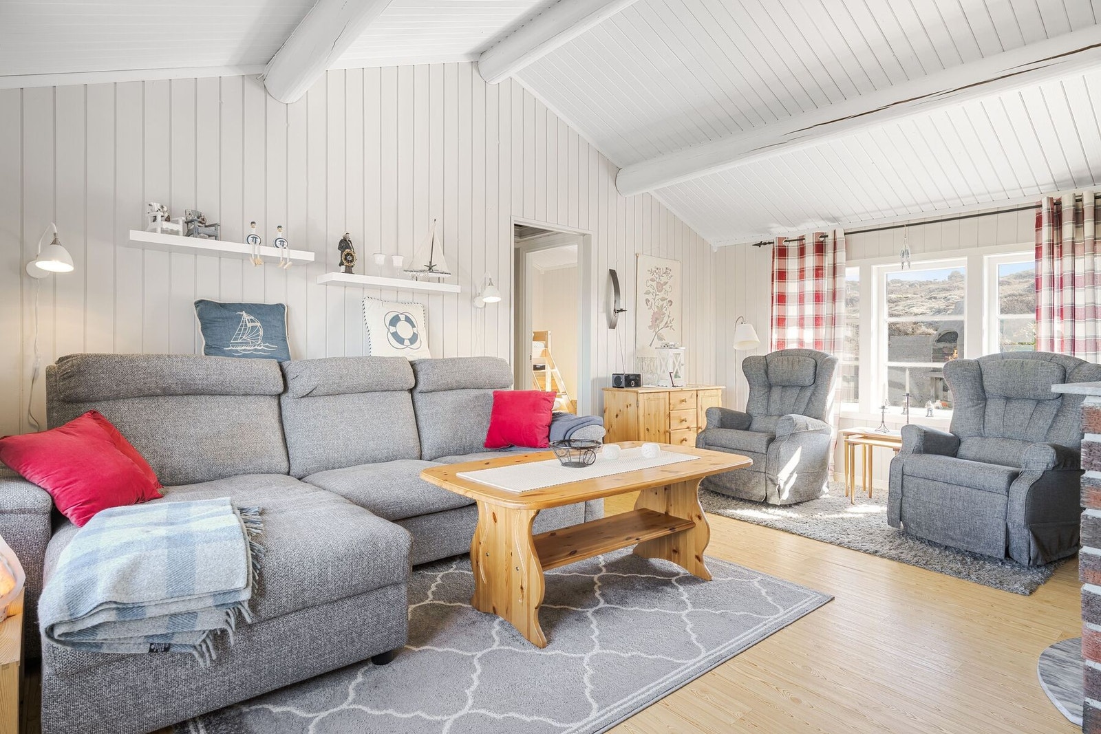 Stuen har plass til sofagruppe, oppbevaringsmøblement m.m. Galleribilde