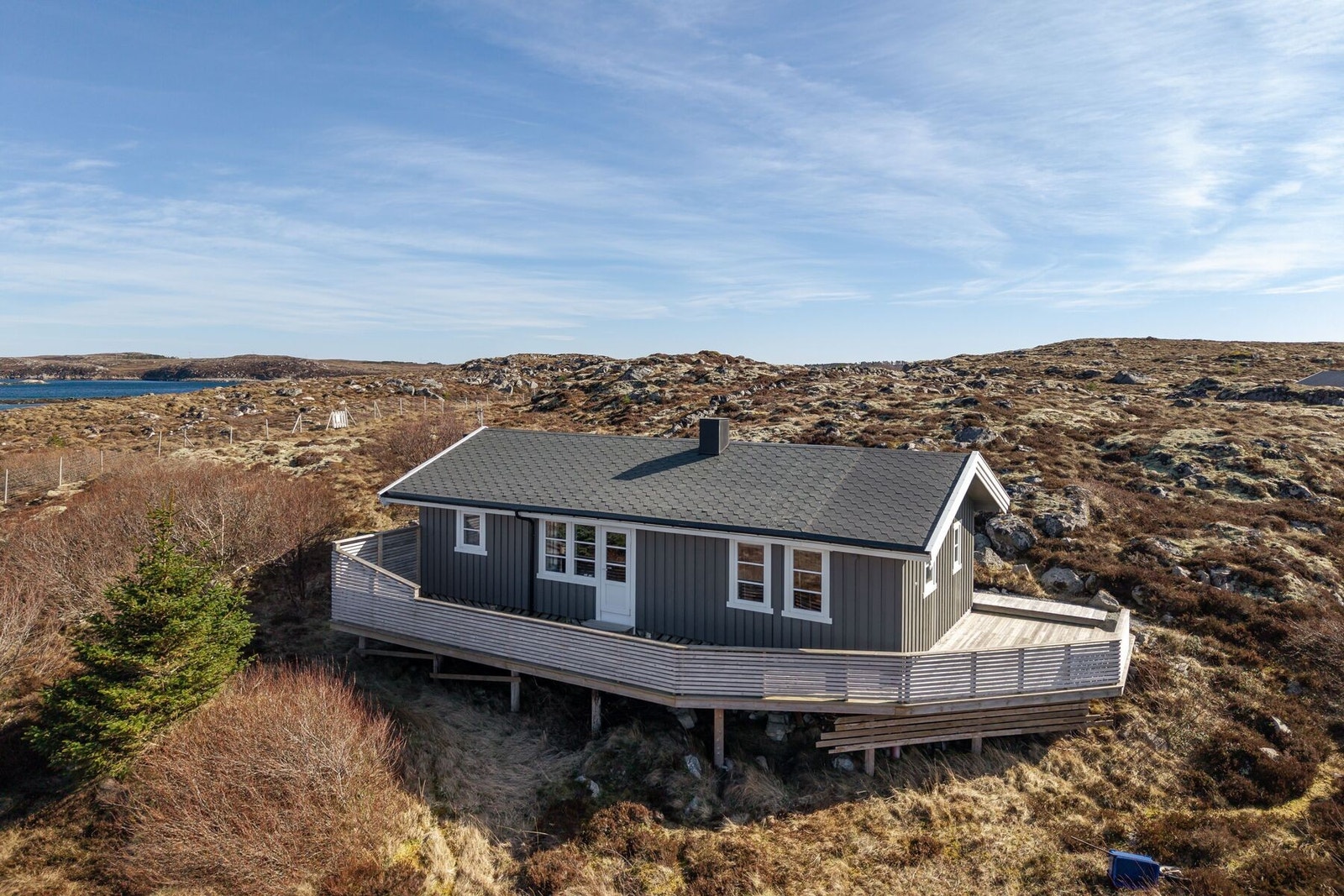 Koselig fritidseiendom beliggende på Dyrøya Galleribilde