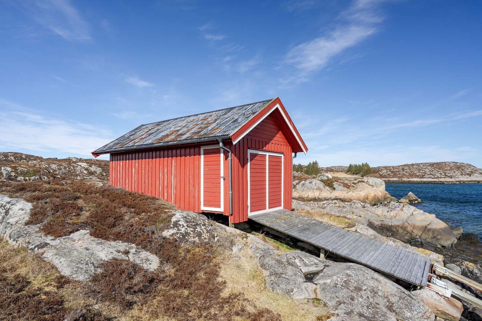 Naustet som medfølger er på ca. 23 kvm. og ligger ca. 200 meter fra eiendommen Galleribilde