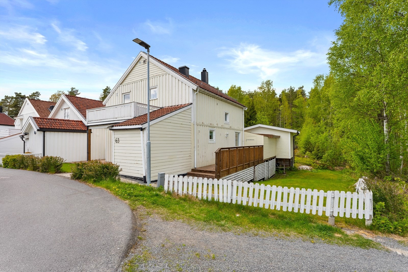 Boligen ligger i et rolig og etablert boligfelt på Garderåsen. Galleribilde
