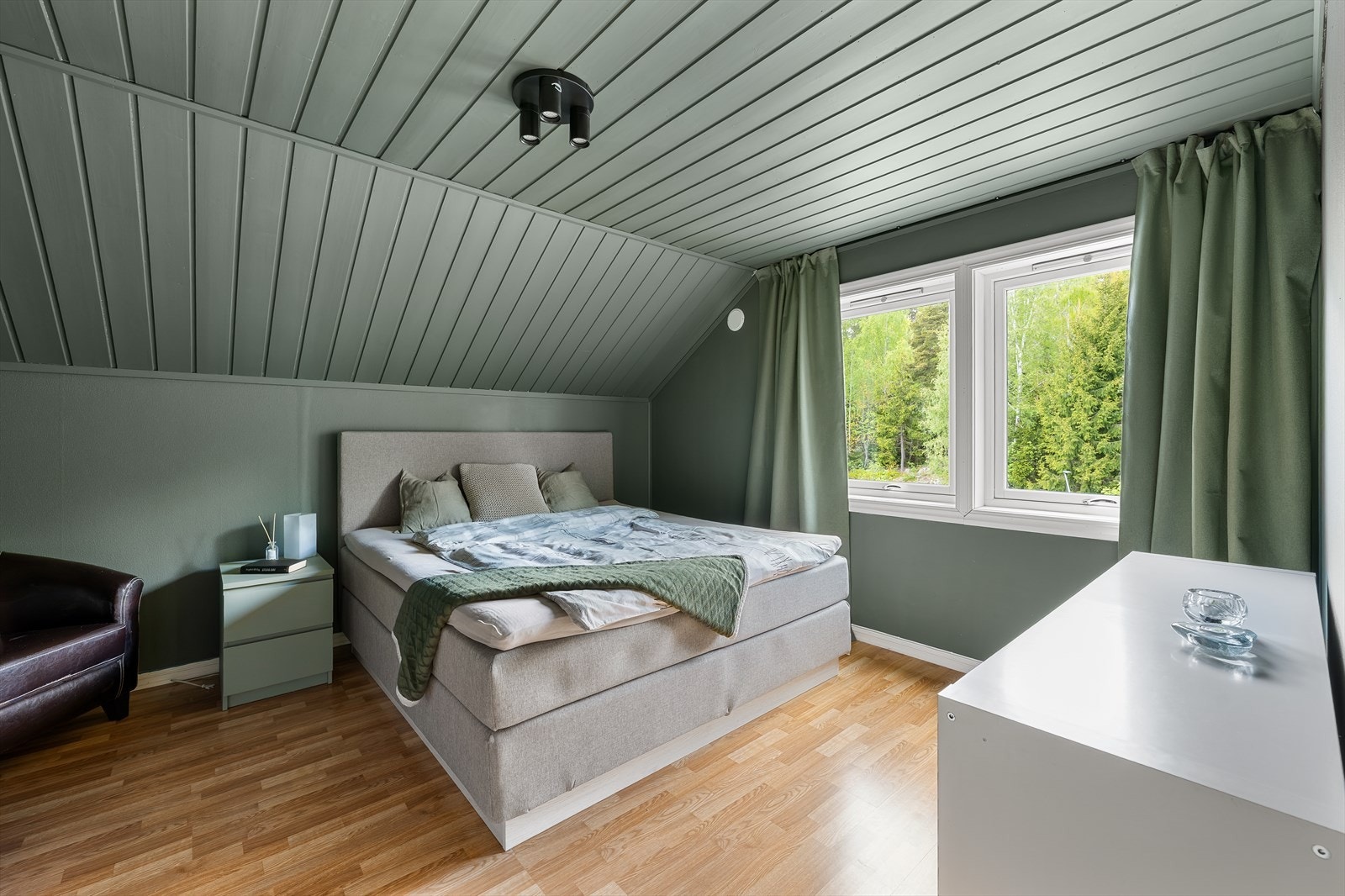 Hovedsoverommet er romslig, med plass til dobbeltseng og oppbevaringsmøbler. Galleribilde