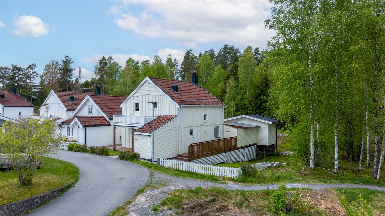 Eiendommen ligger fint til på enden av boligfeltet, lett tilgjengelig fra parkeringsplassen. Galleribilde
