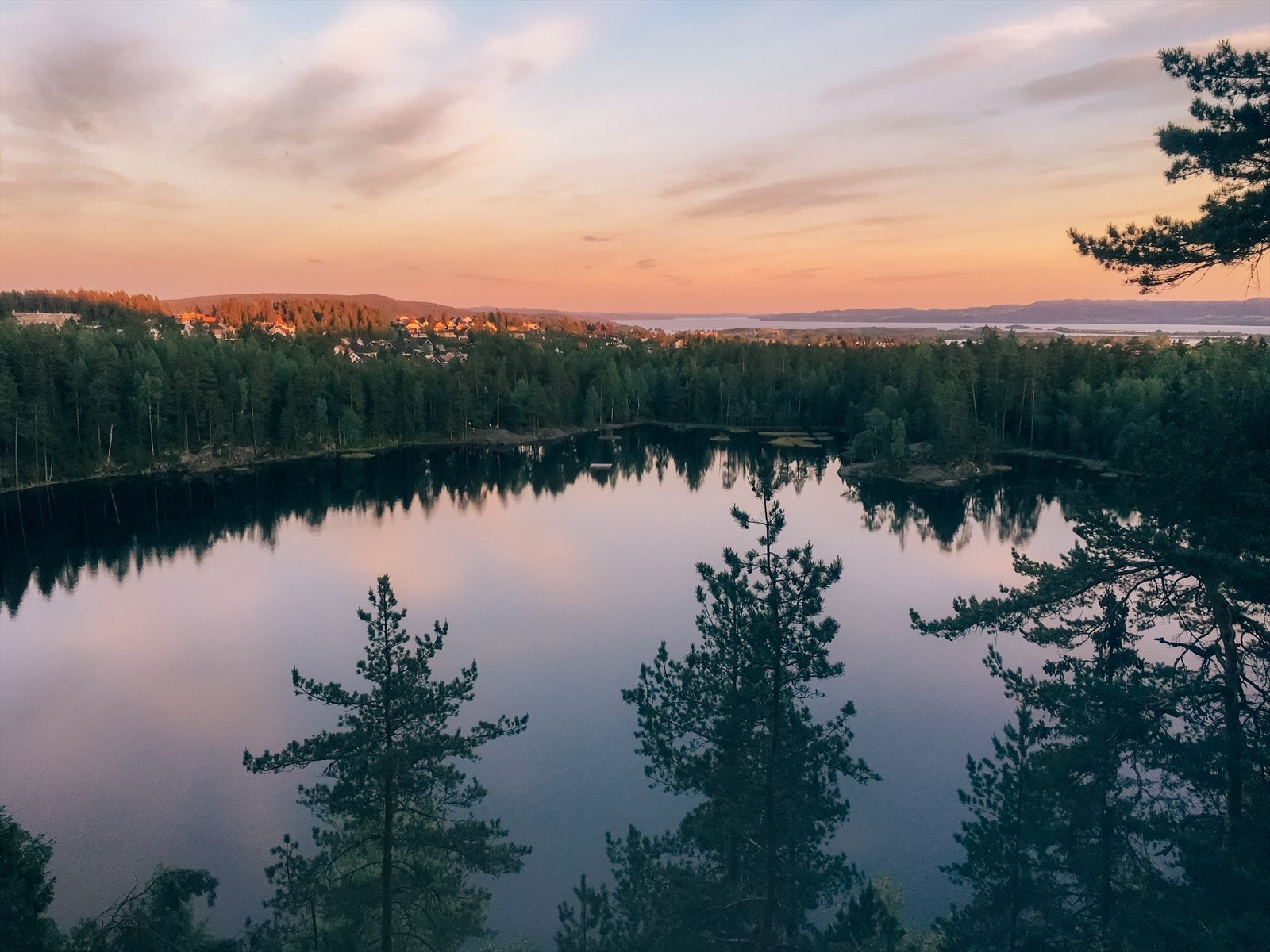 Området byr på svært gode turmuligheter i skog og mark, rett fra egen dør. Tientjern er et populært badevann på sommeren. Galleribilde