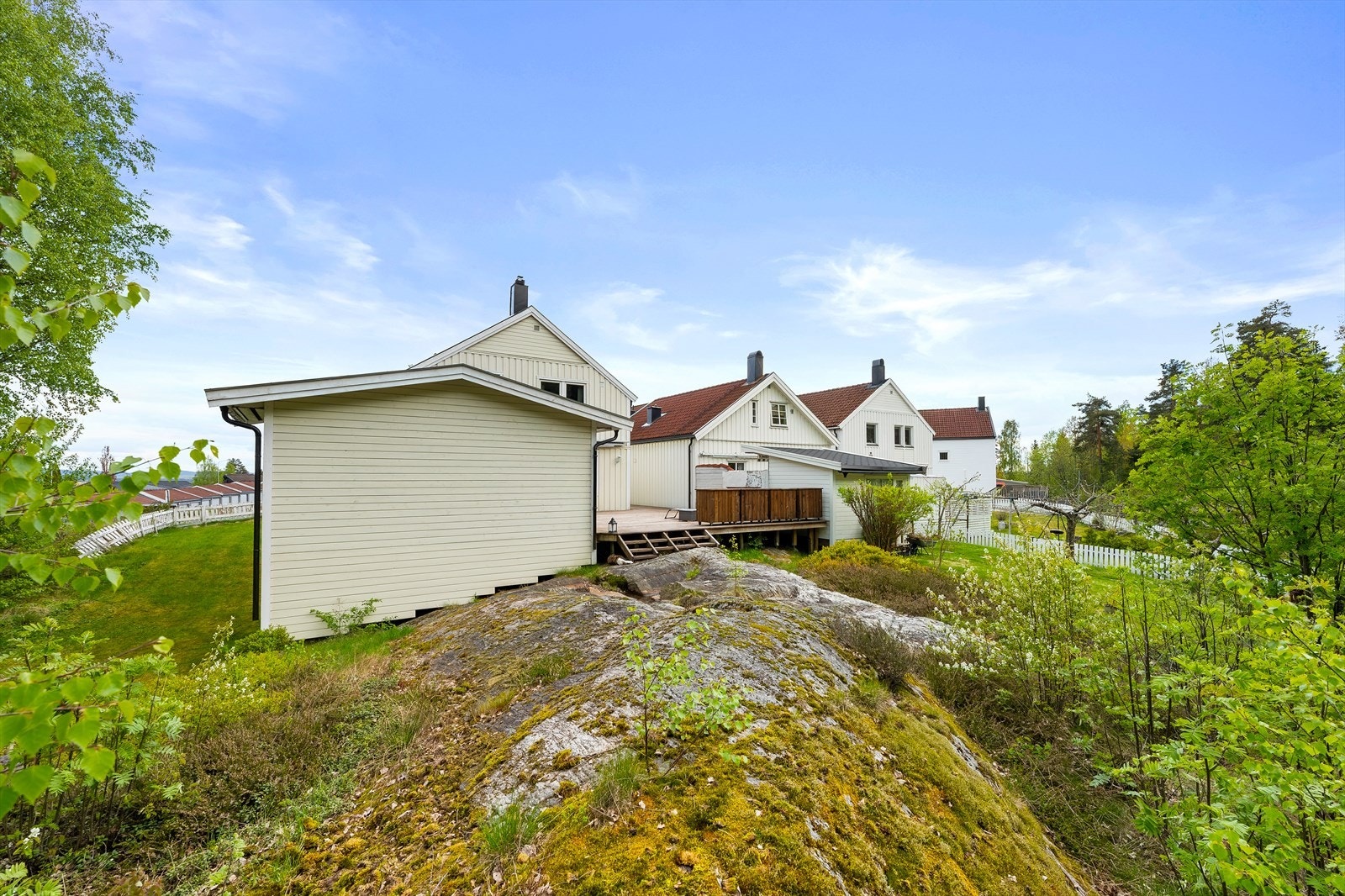 Eiendommen grenser mot friareal, med synlig fjell og natur rett utenfor. Galleribilde