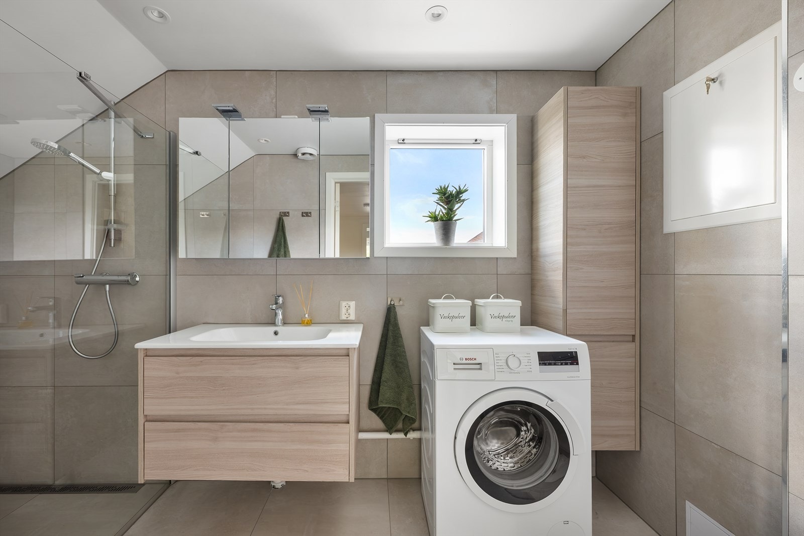 Badet i andre etasje ble vesentlig oppgradert i 2018, med fliser på gulv og vegger, samt downlights i taket. Galleribilde