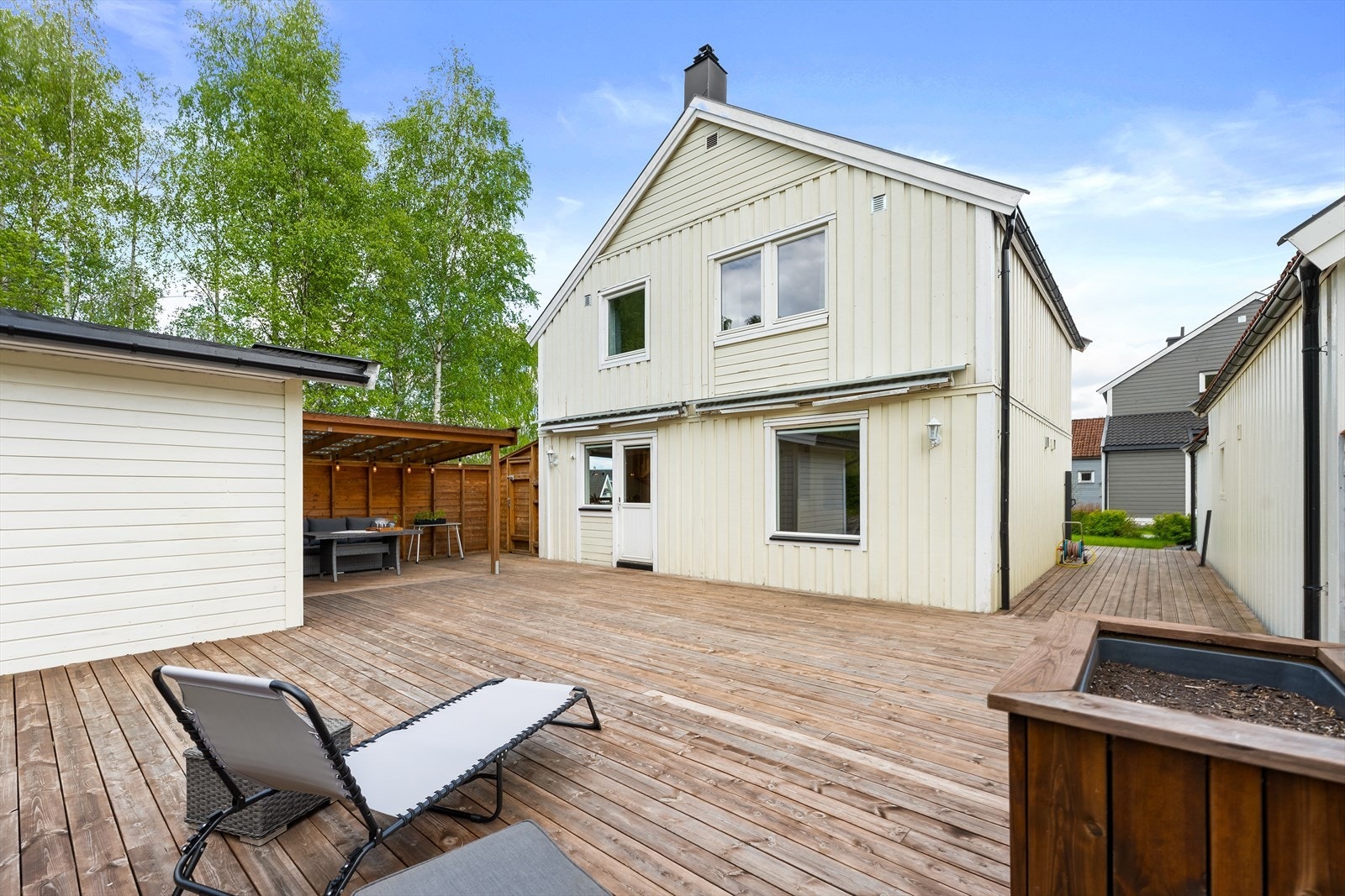 Enebolig med en svært romslig terrasse på ca. 113 m². Alle plattinger ble byttet i 2021/2022. Galleribilde