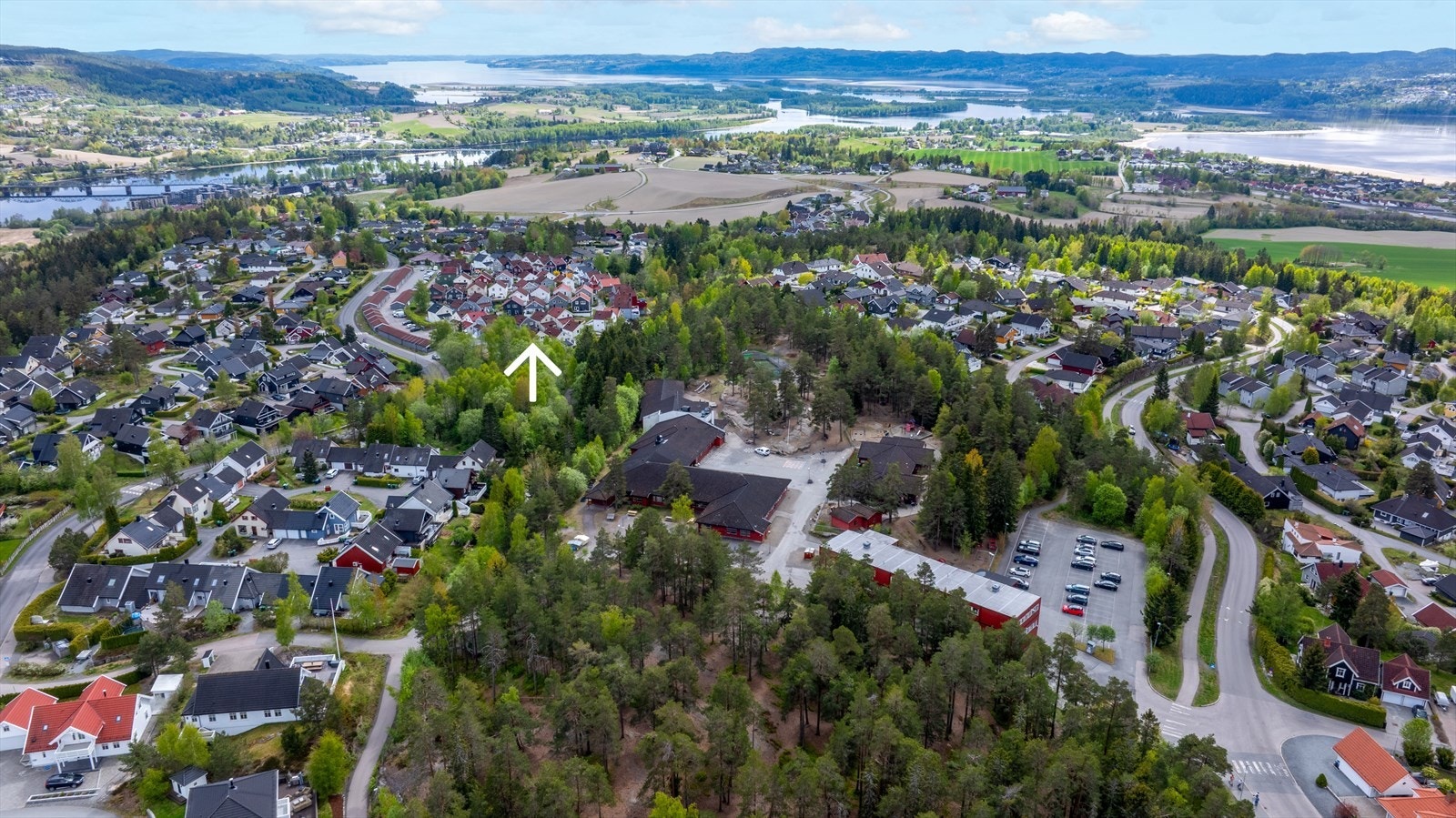 Garderåsen barnehage og Garderåsen skole ligger i trygg gangavstand fra boligen. Galleribilde