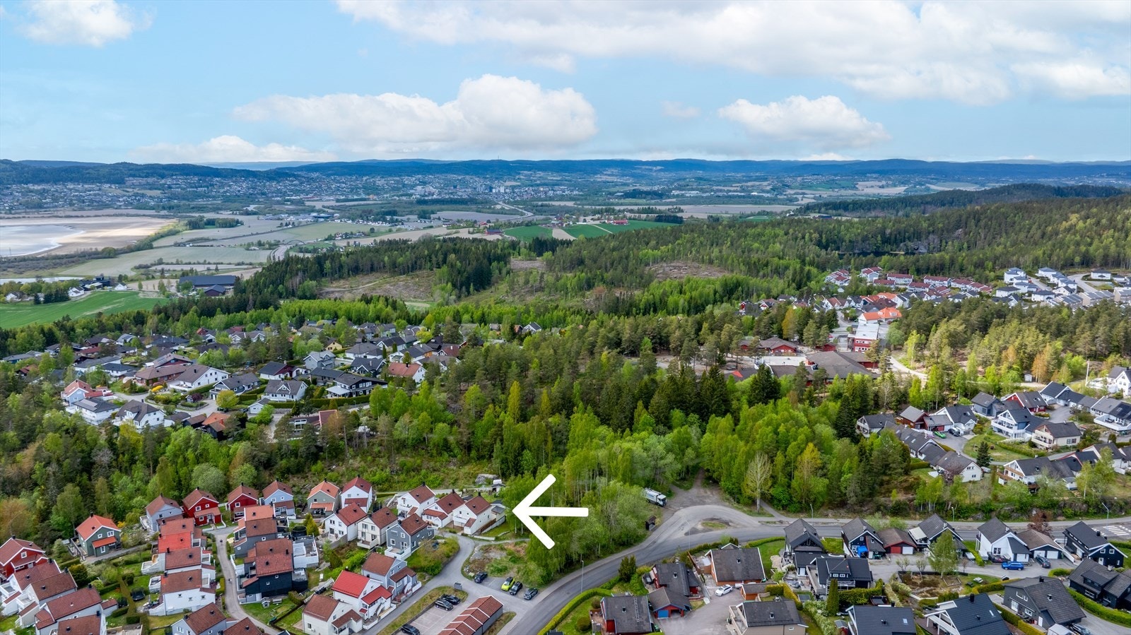 Fra Garderåsen er det kort vei til Fetsund sentrum med butikker, apotek og togstasjon. Galleribilde