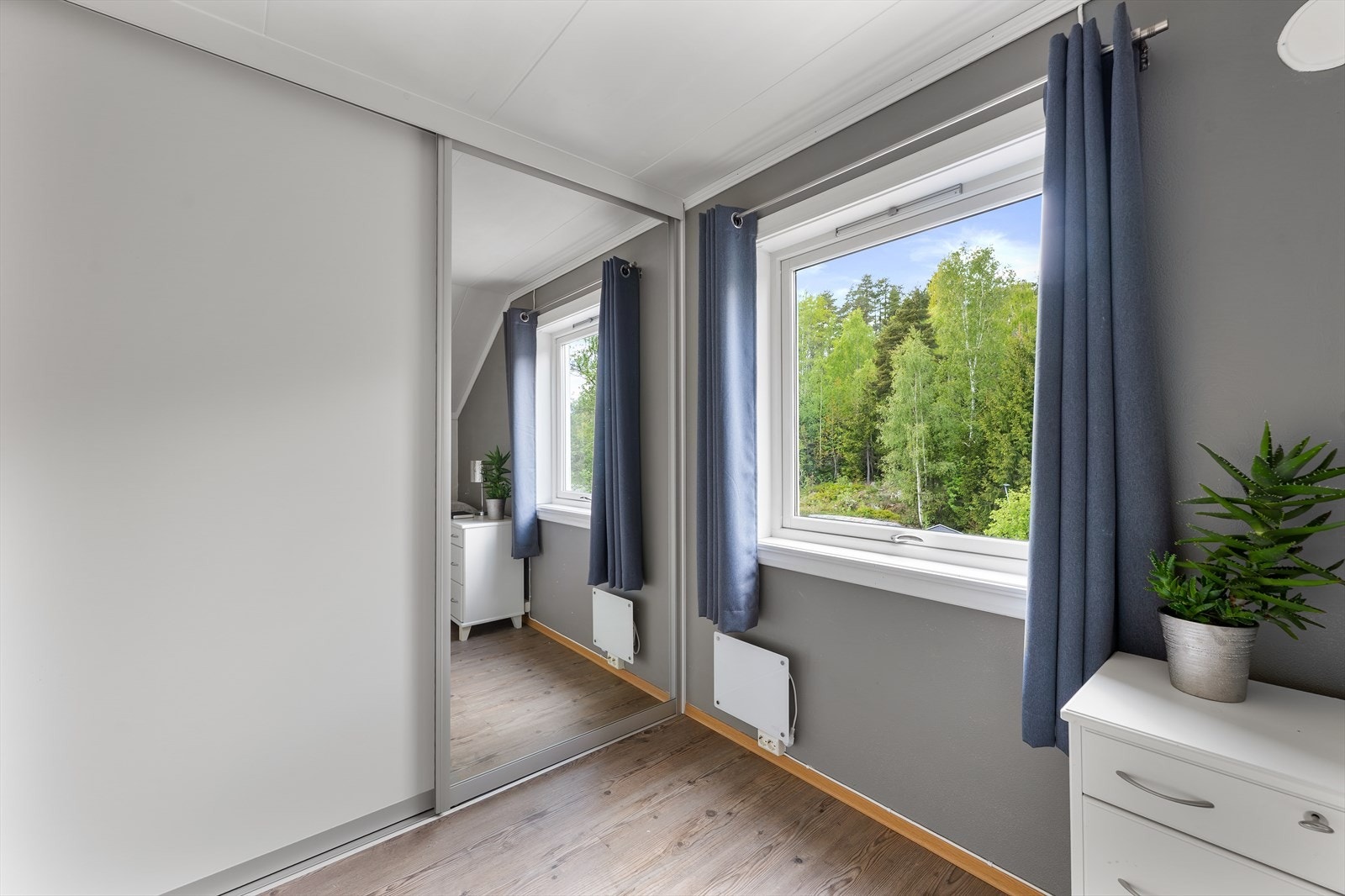 Rommet har plass til en praktisk skyvedørsgarderobe for effektiv oppbevaring. Galleribilde