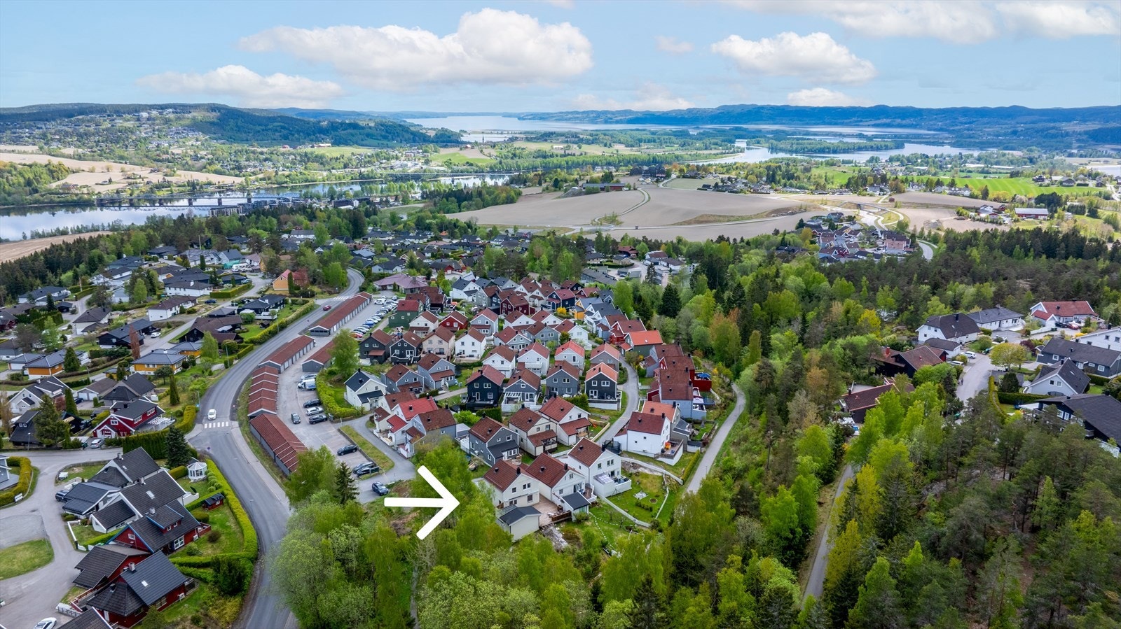 Beliggende i et etablert og barnevennlig boligområde med umiddelbar nærhet til turmuligheter, bussholdeplass, barnehage og skole. Galleribilde