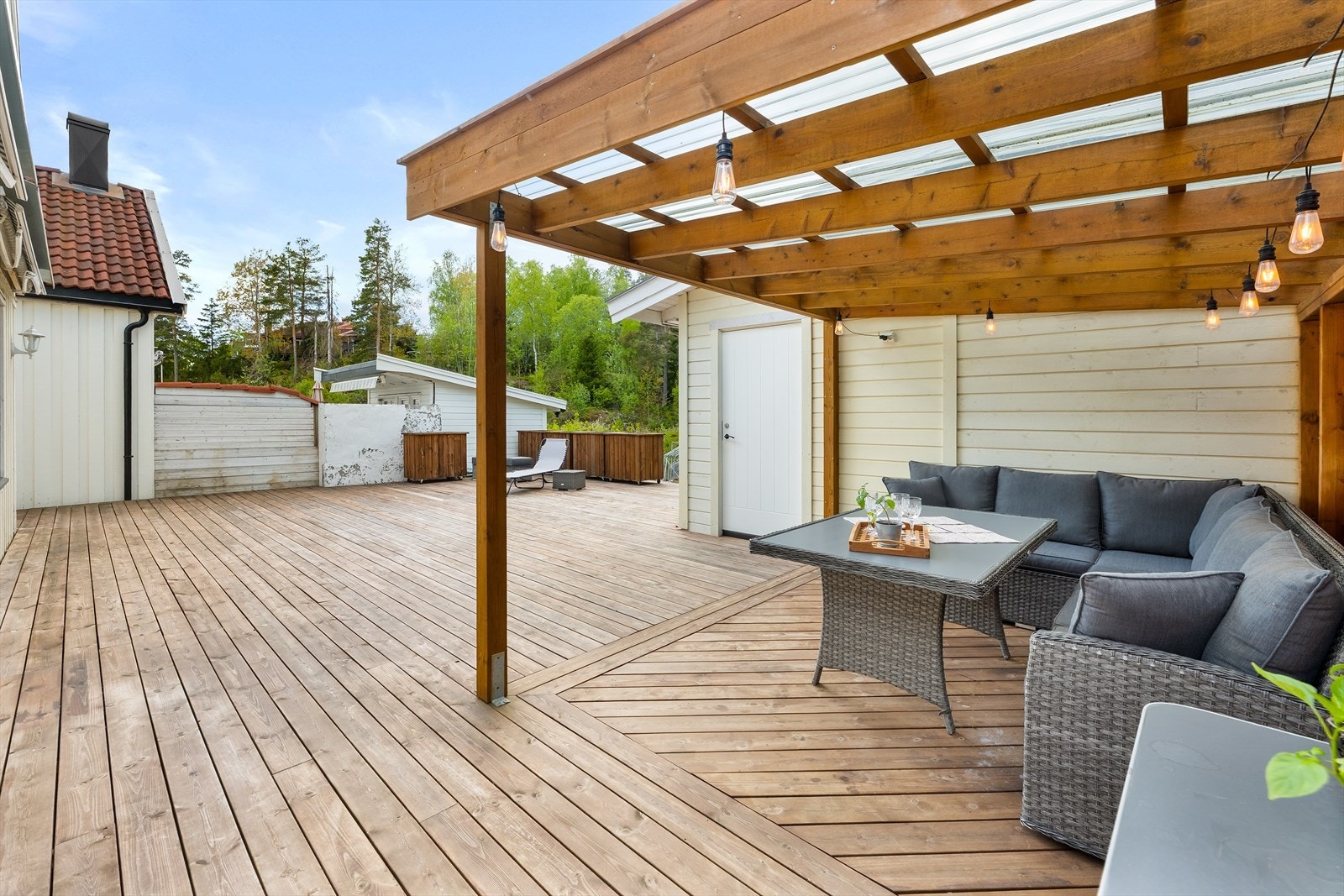 Den overbygde uteplassen har direkte tilknytning til en praktisk utebod på ca. 13 m². Galleribilde