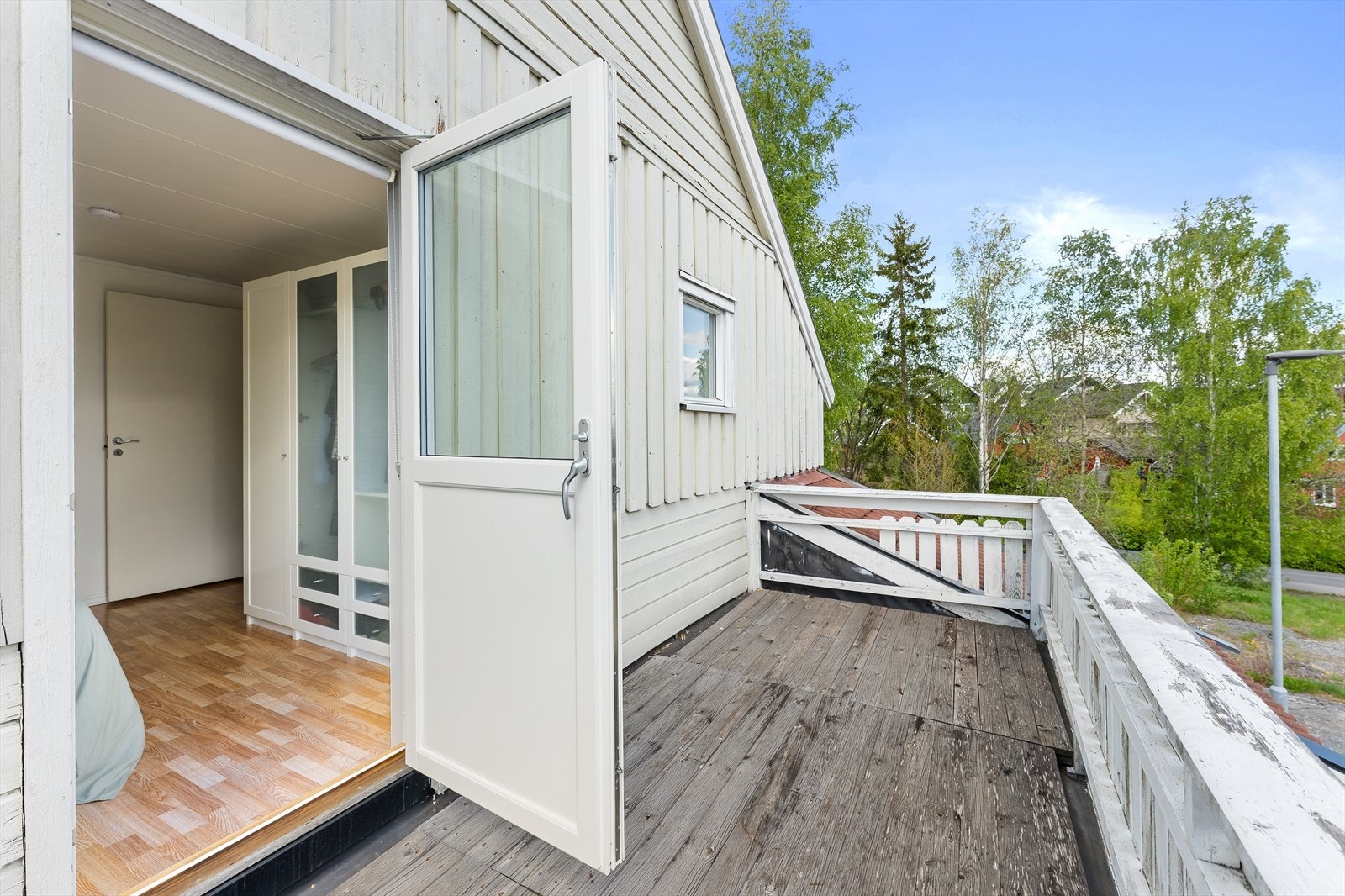 Balkongen på ca. 8 m² gir en privat uteplass i andre etasje. Galleribilde