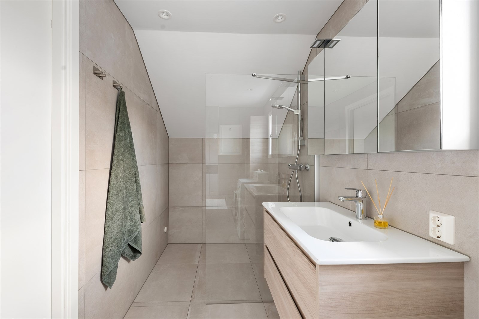 Badet har elektrisk gulvvarme, dusj med glassvegg og innredning med heldekkende servant. Galleribilde