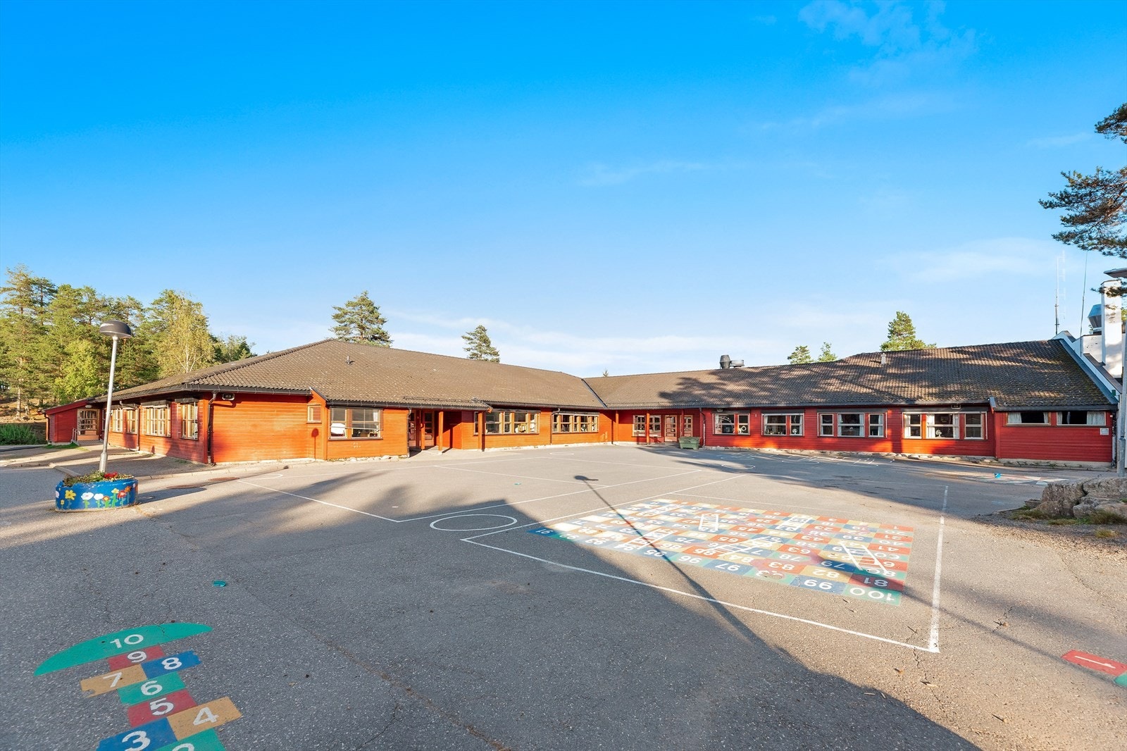 Garderåsen skole (1-7 kl.) ligger kun få minutters gange unna. Galleribilde
