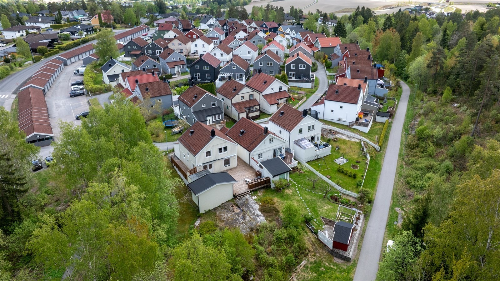 Oversikt over det veletablerte og rolige boligfeltet på Garderåsen. Her er det lett å trives. Galleribilde