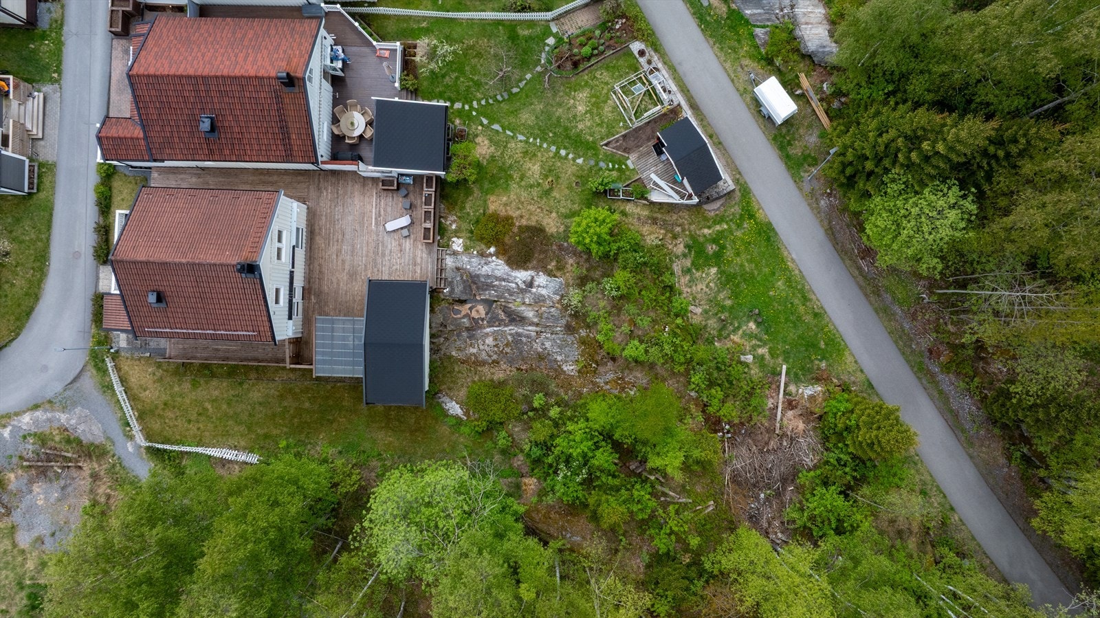 Eiendommen grenser mot friområde, med turveier rett utenfor døren. Galleribilde