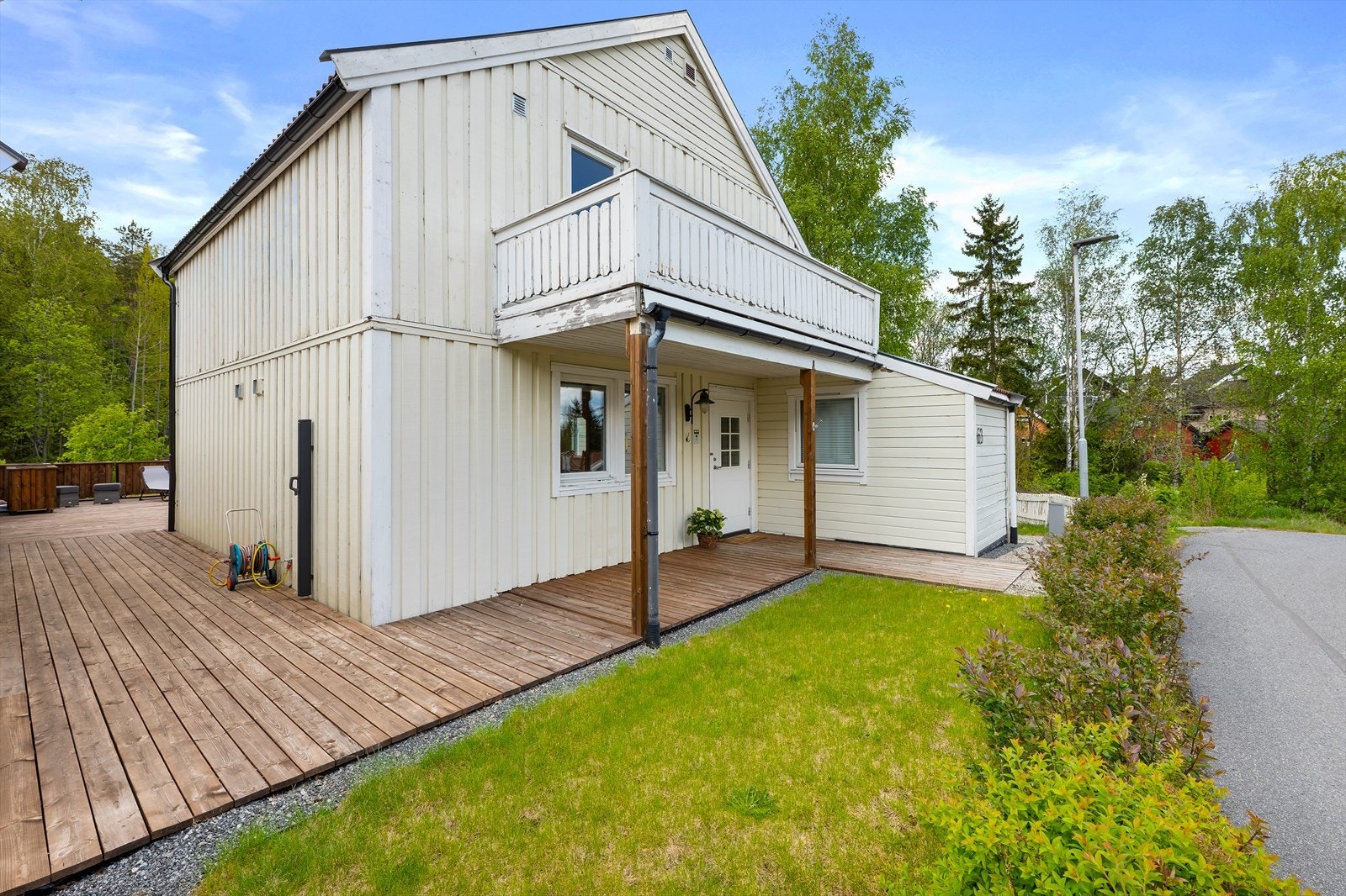 På denne eiendommen har du hekk, gressplen, terrasse og naturtomt i fin kombinasjon. Galleribilde