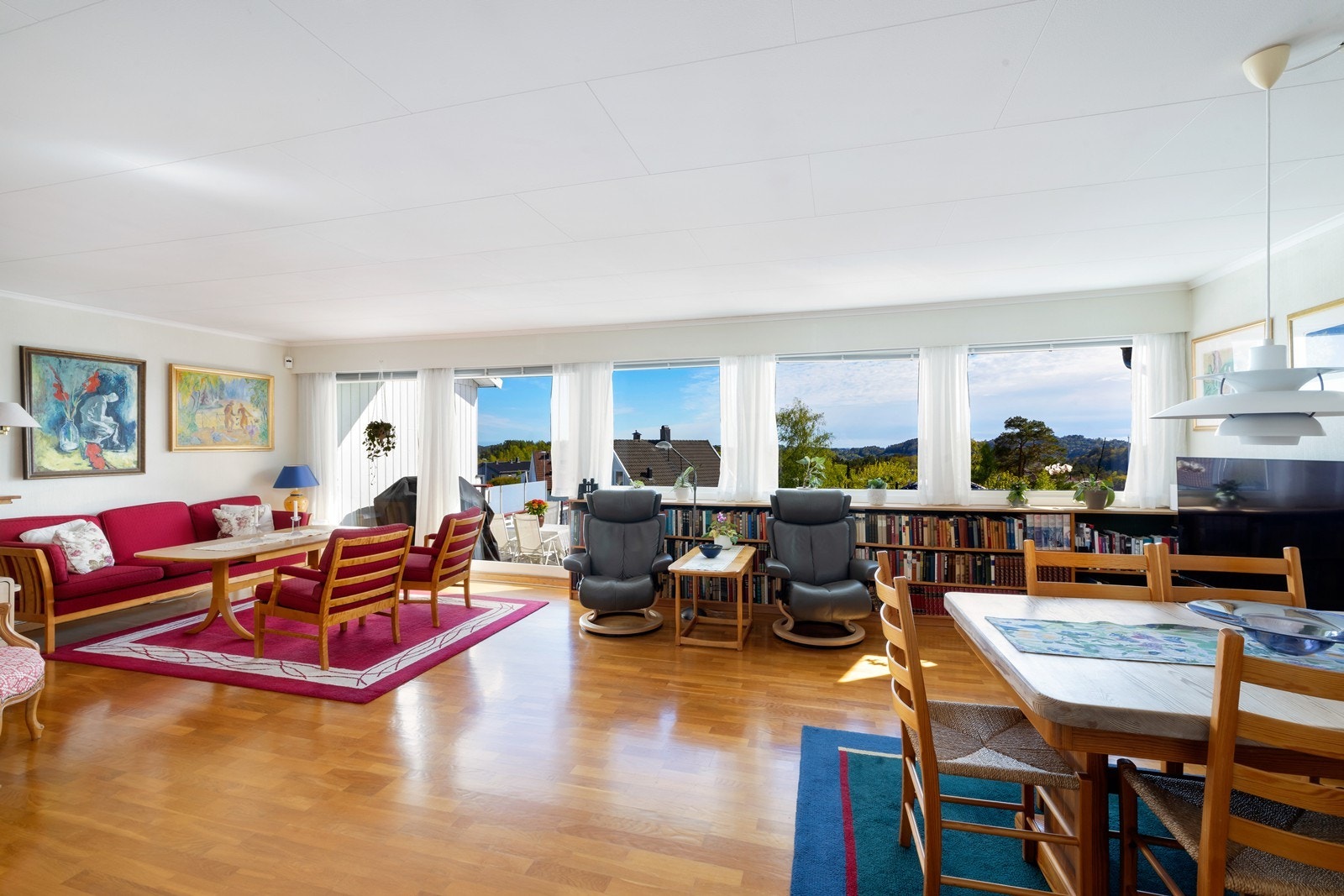 Romslig og lys stue Galleribilde