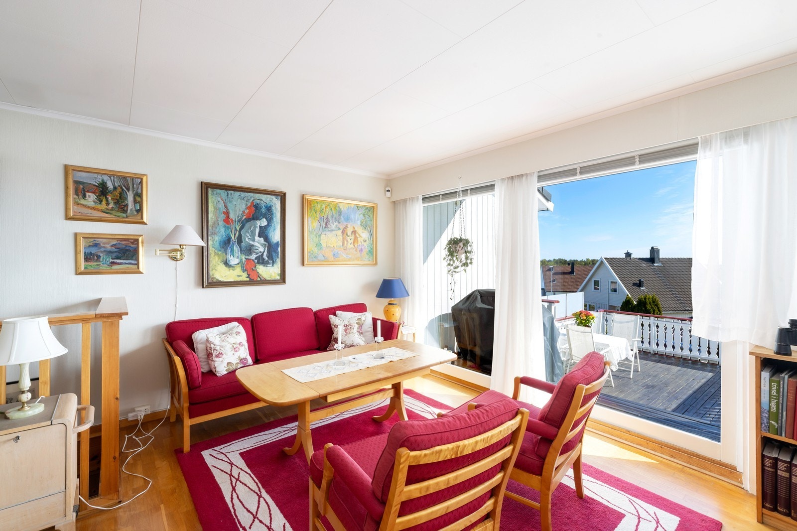 Fra stue er det utgang til flott solrik terrasse Galleribilde
