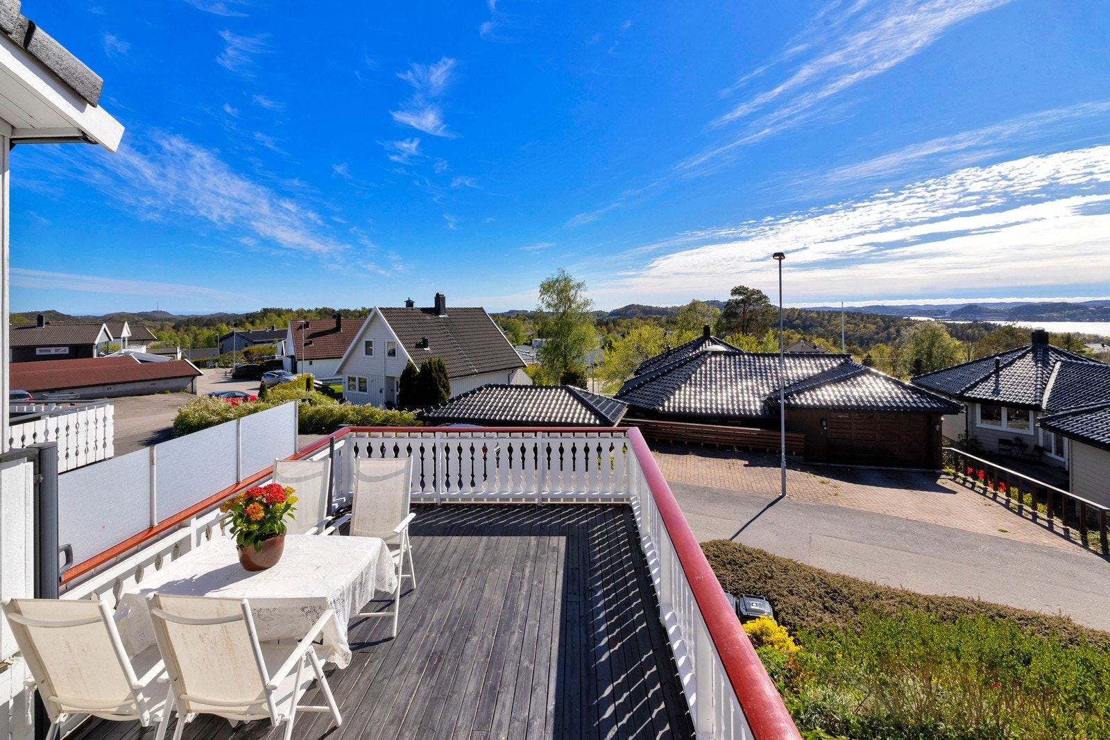 Flott solrik terrasse med plass til utemøbler Galleribilde