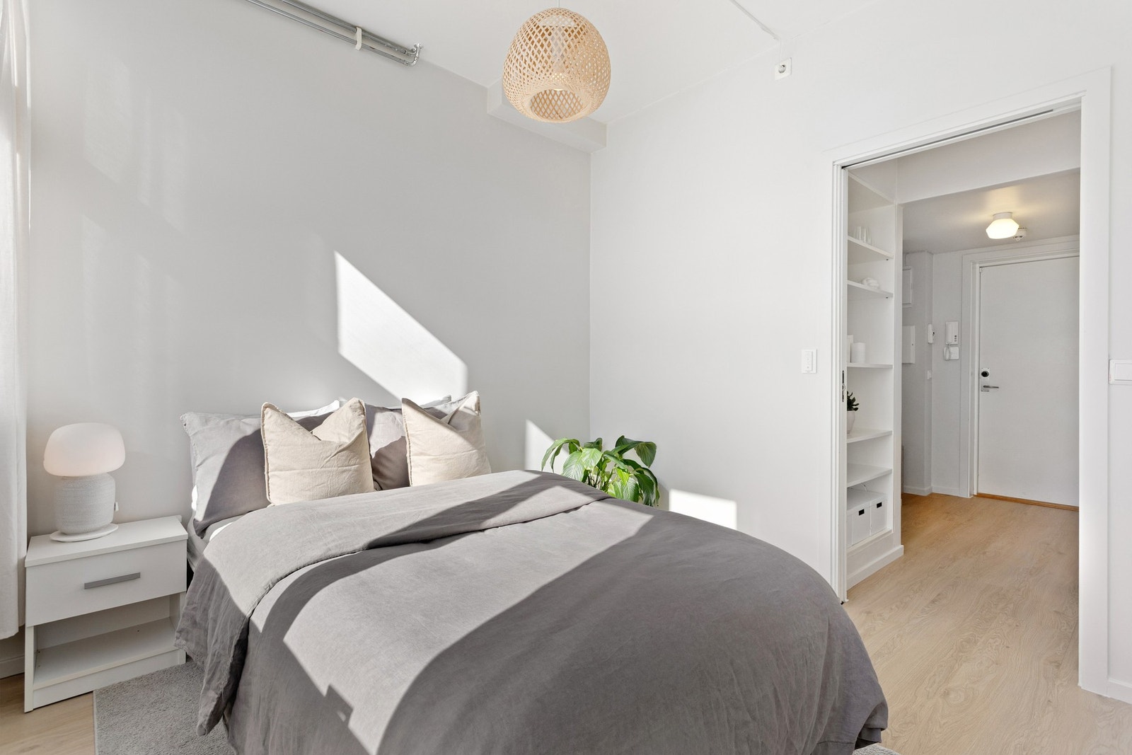 Rommet har god plass til dobbeltseng med tilhørende nattbord. Galleribilde
